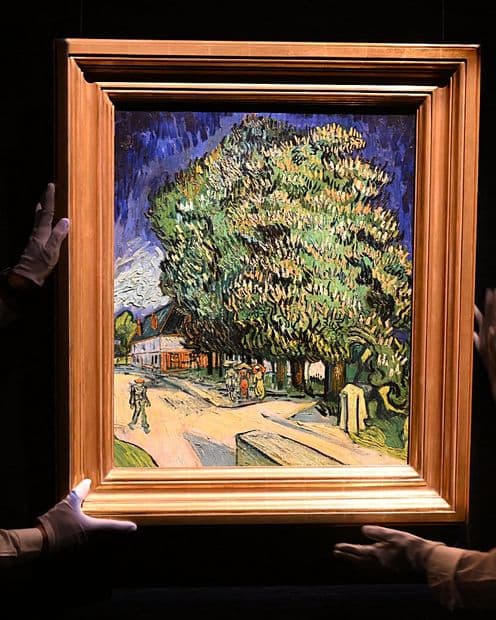 La obra de Vincent van Gogh "Castaños en flor" se exhibe en Hong Kong en la primera aparición pública de la pintura en seis décadas. Foto: AFP