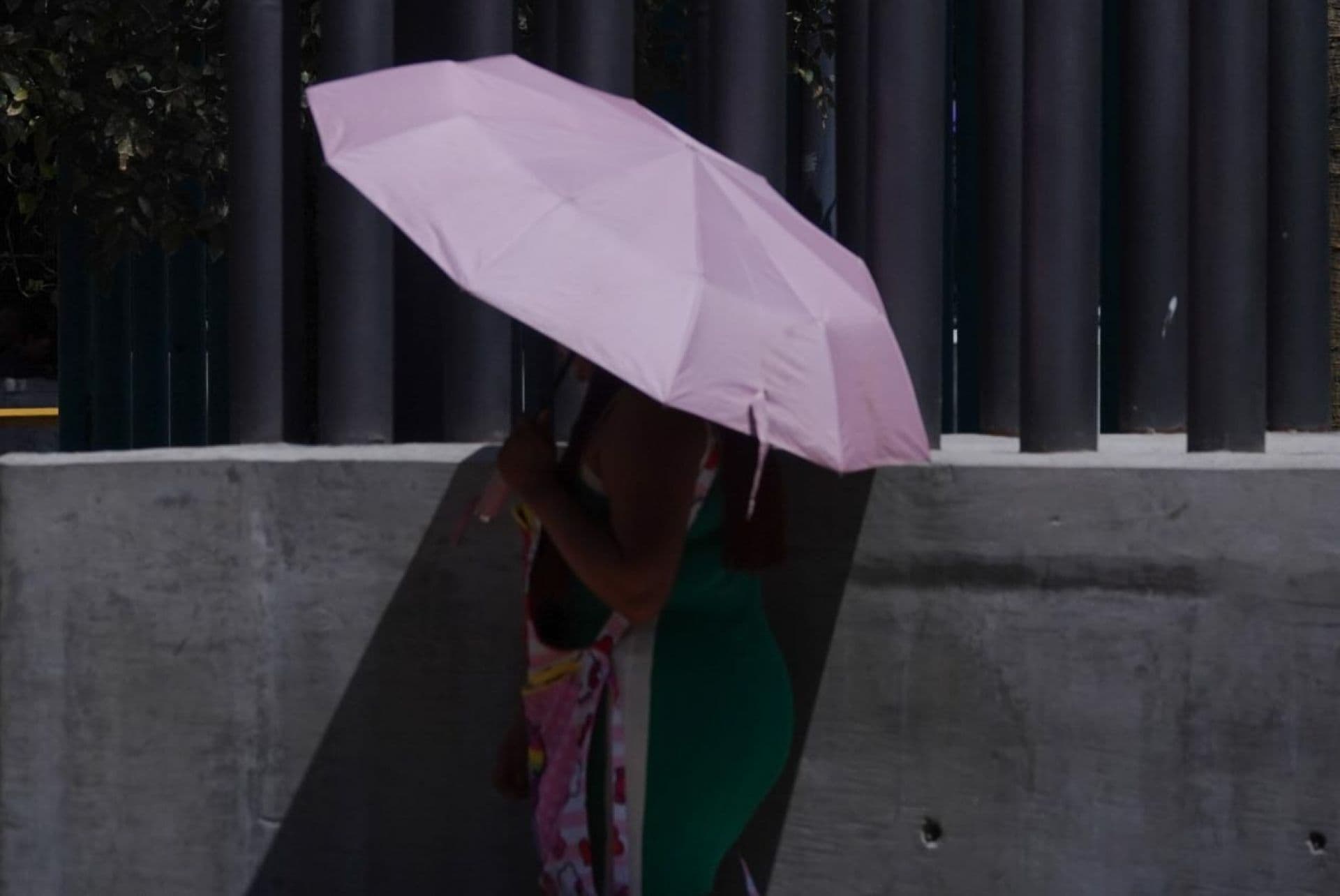 Personas se cubren por altas temperaturas causadas por la ola de calor en México
