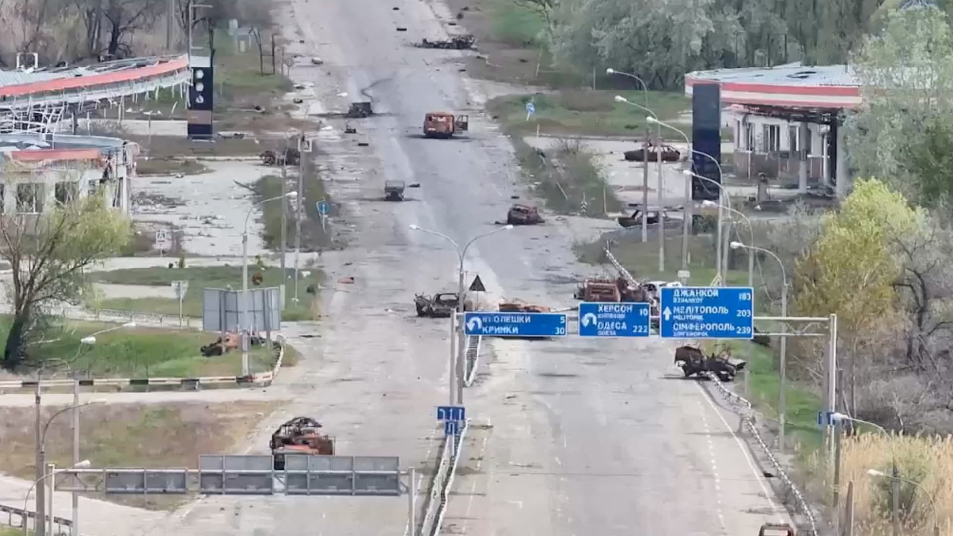 El camino de  Oleshky está lleno de minas, autos quemados y huellas de los combates