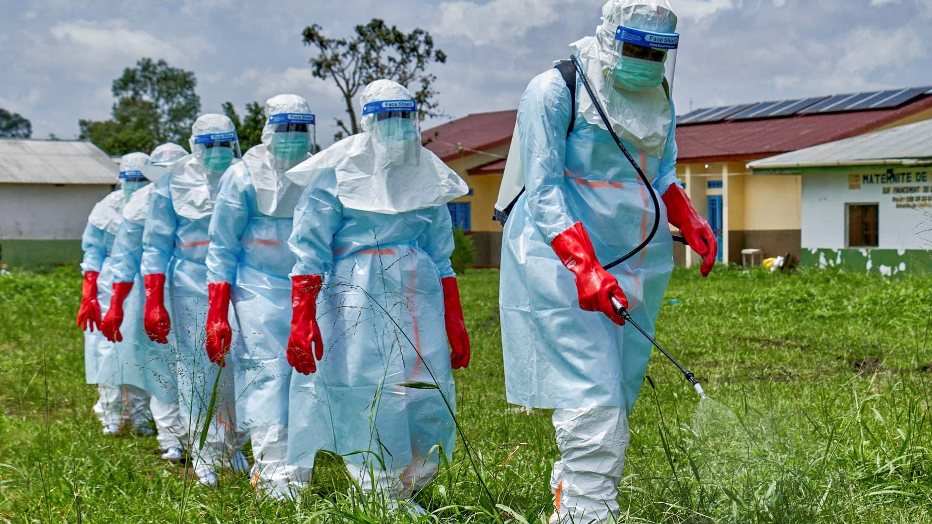 Trabajadores de la Cruz Roja desinfectan el hospital general de Rwampara, El Congo, en mayo 2026. Foto: Reuters