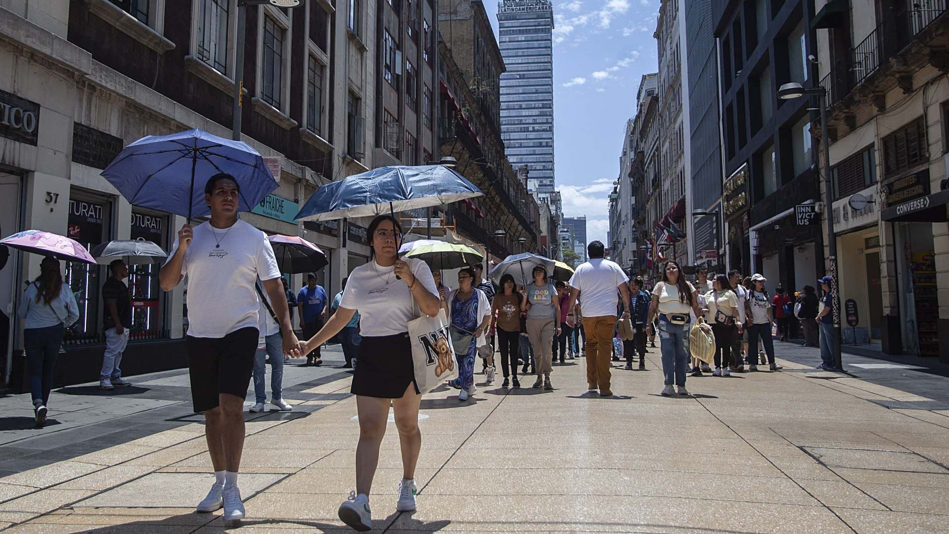 Capitalinos visitan el Centro Histórico pese las altas temperaturas en mayo 2026. Foto: Cuartoscuro | Archivo