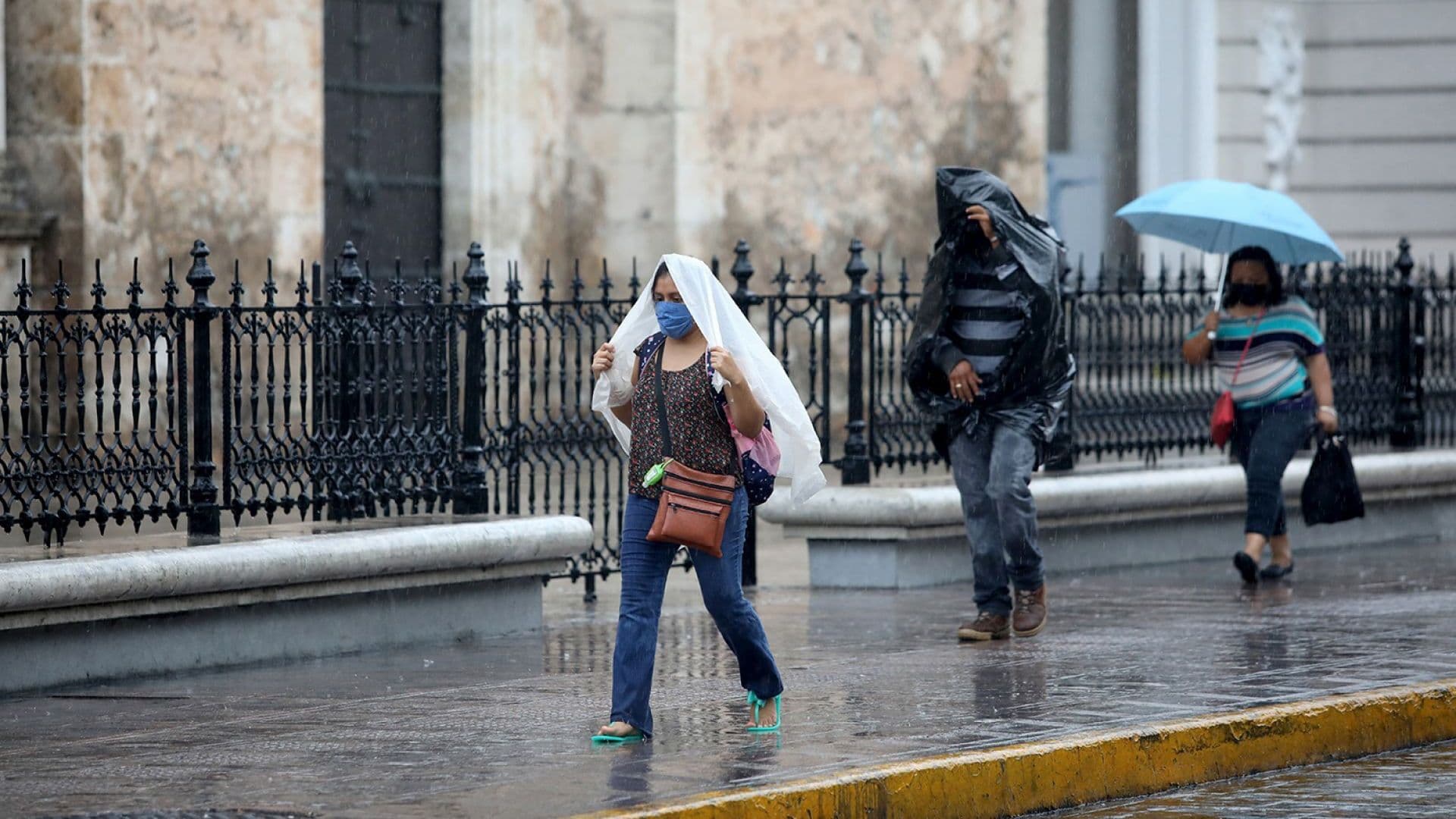 Nueva Onda Tropical se Acerca a México: Expertos Determinan Lugar y Fecha de Impacto