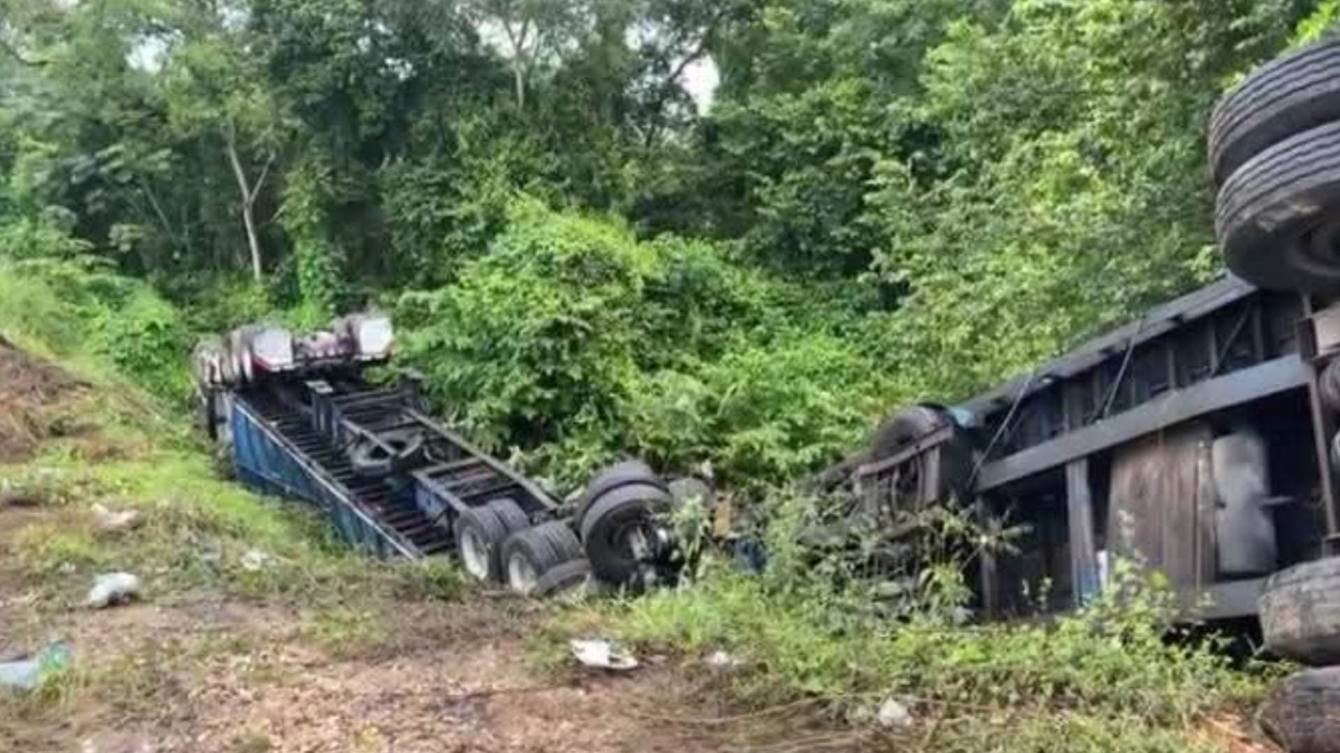 En la autopista La Tinaja-Cosoleacaque, un conductor fue fatalmente arrollado por su propio tráiler