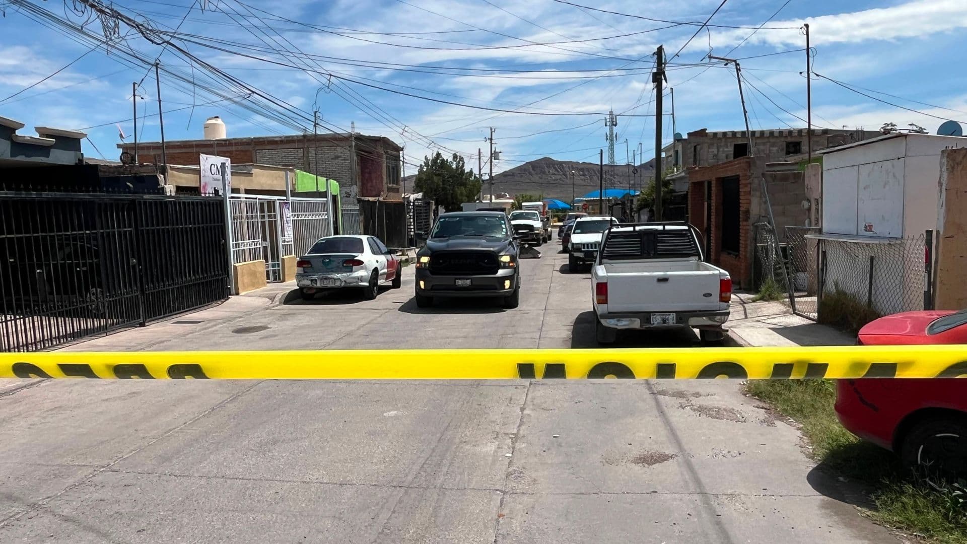 Elementos de la AEI realizan una búsqueda de restos óseos en un domicilio de la Col. El Porvenir