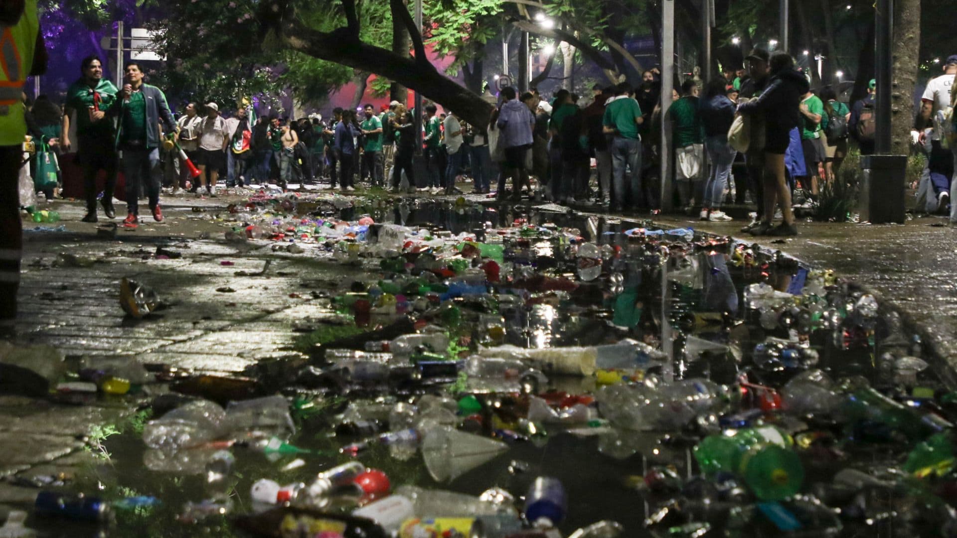 Basura dejada por los aficionados tras la victoria de México ante Corea del Sur