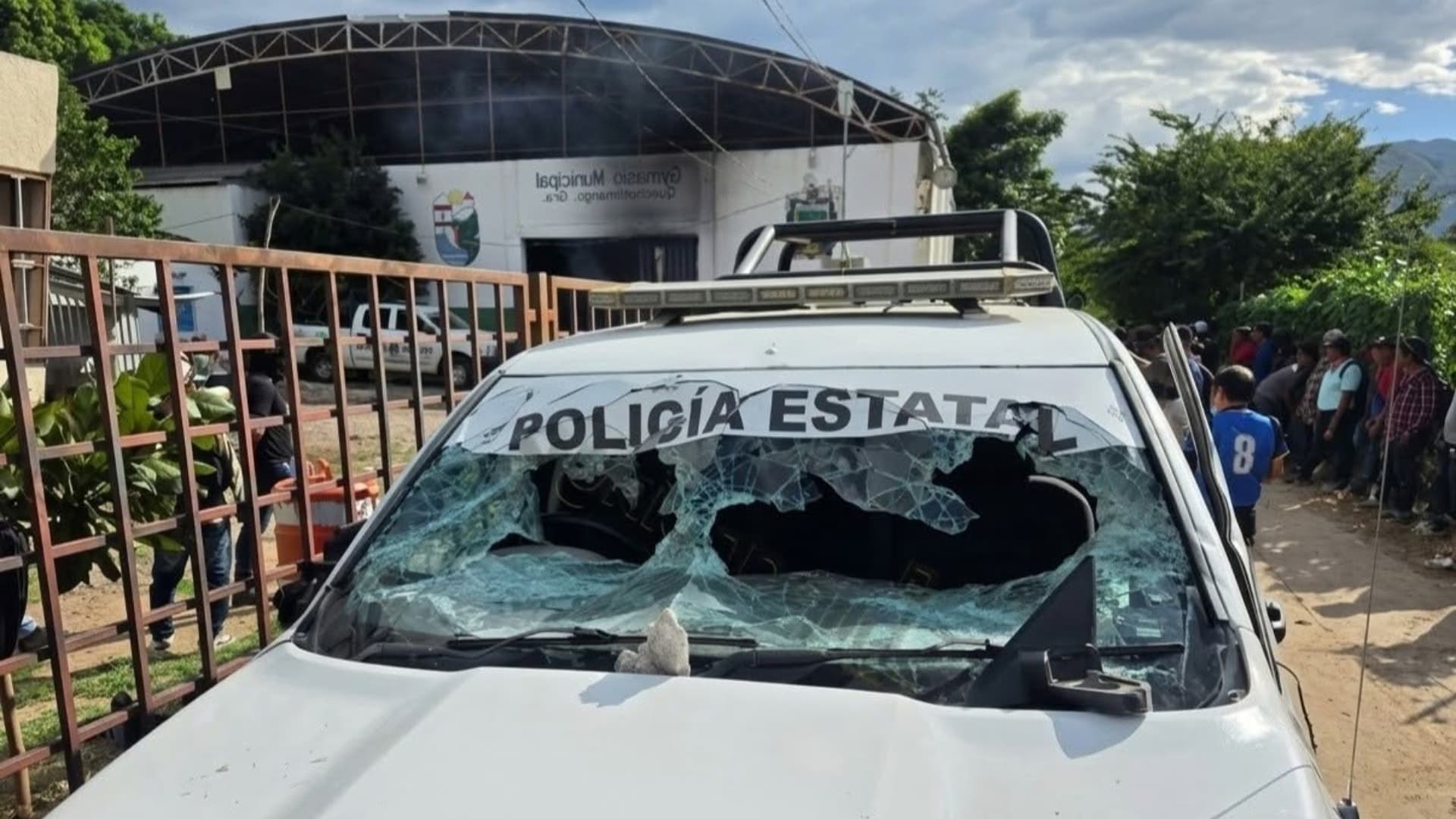 Los pobladores impiden el paso de elementos de seguridad en el acceso del municipio