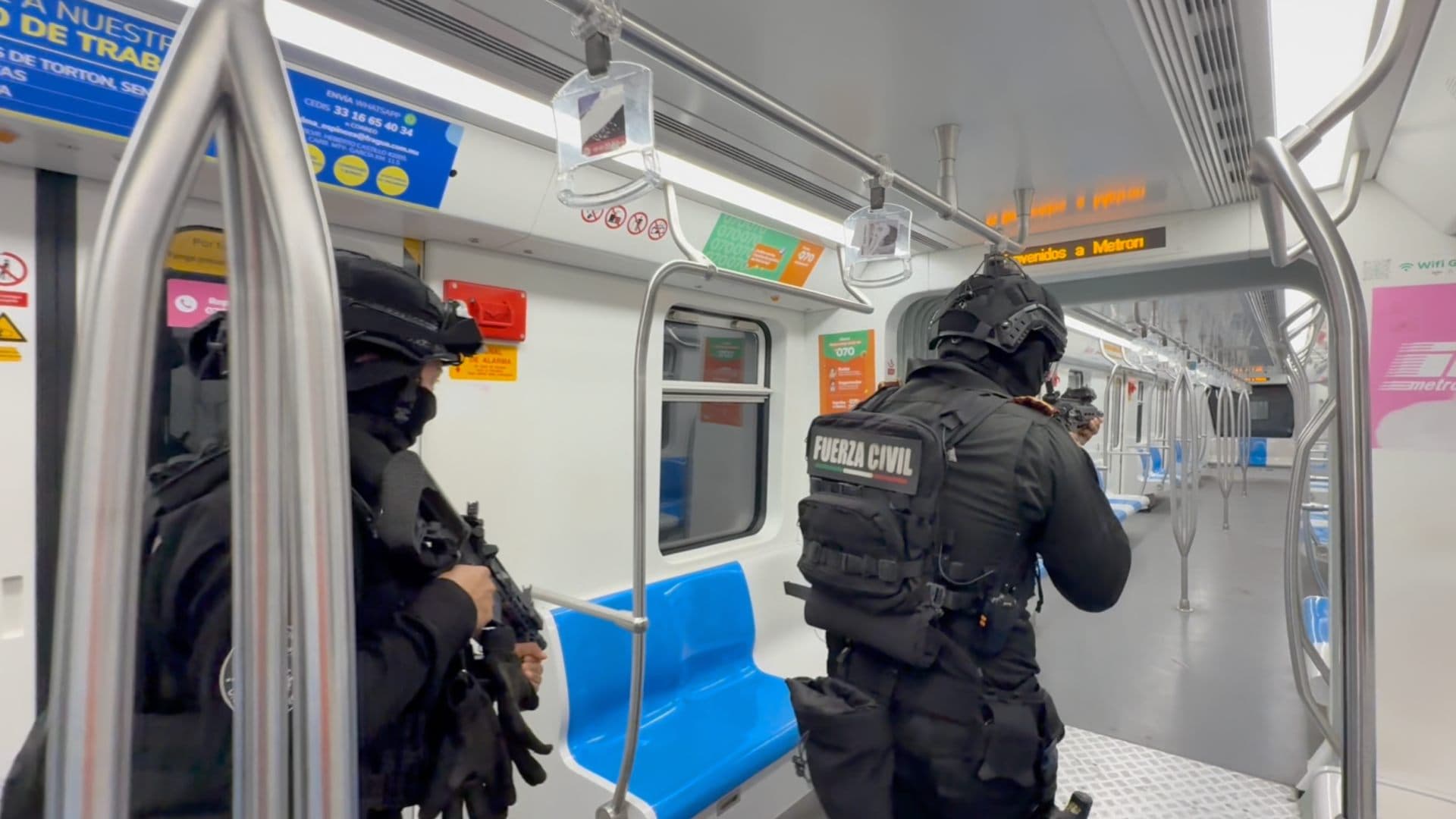Fuerza Civil en vagón del Metro de Monterrey