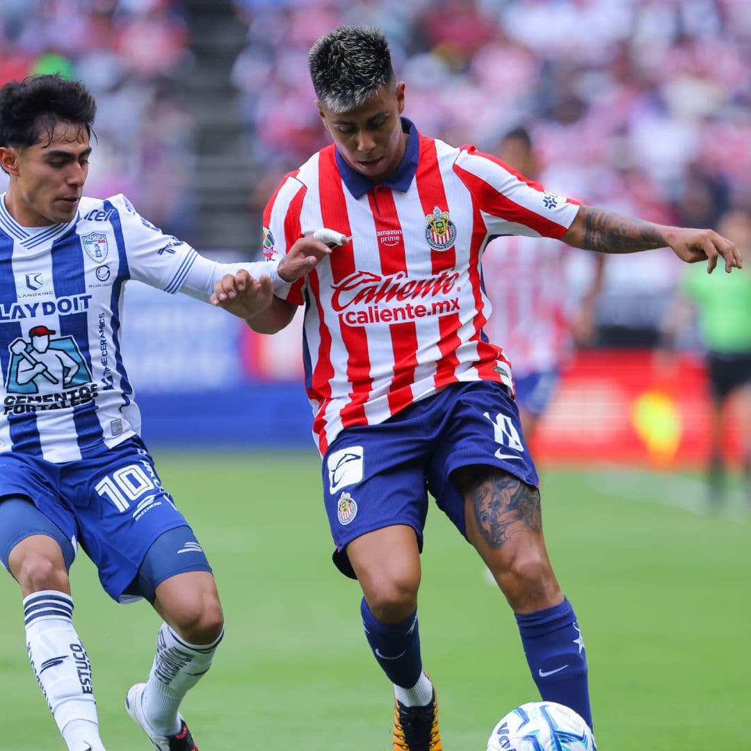 Jugadores de Chivas y Pachuca en un partido de Liga MX