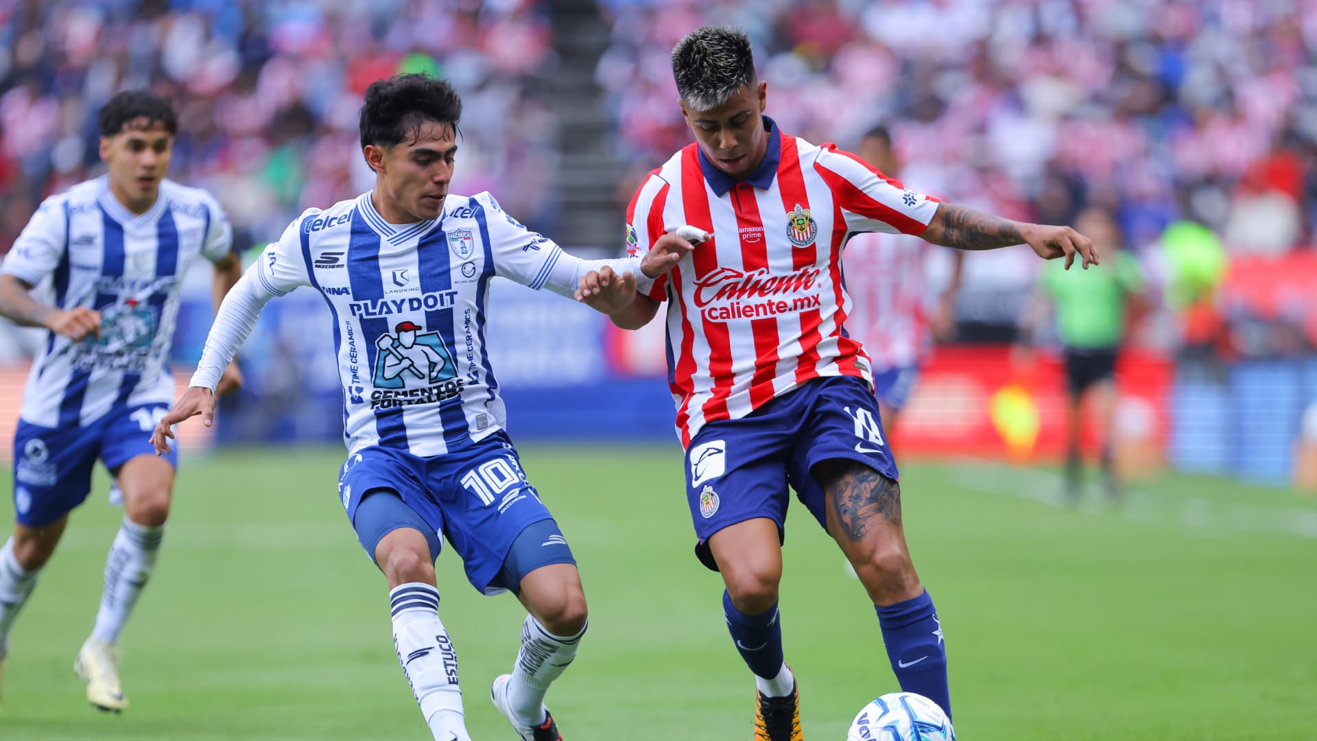 Jugadores de Chivas y Pachuca en un partido de Liga MX