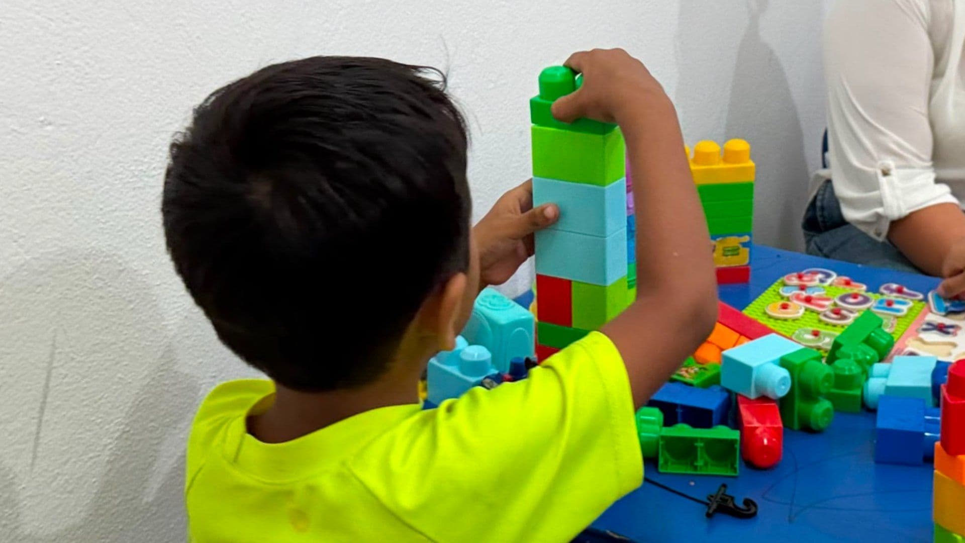 El menor fue hallado solo frente a una tienda en Coatzacoalcos. Su padre le prometió un regalo y lo abandonó