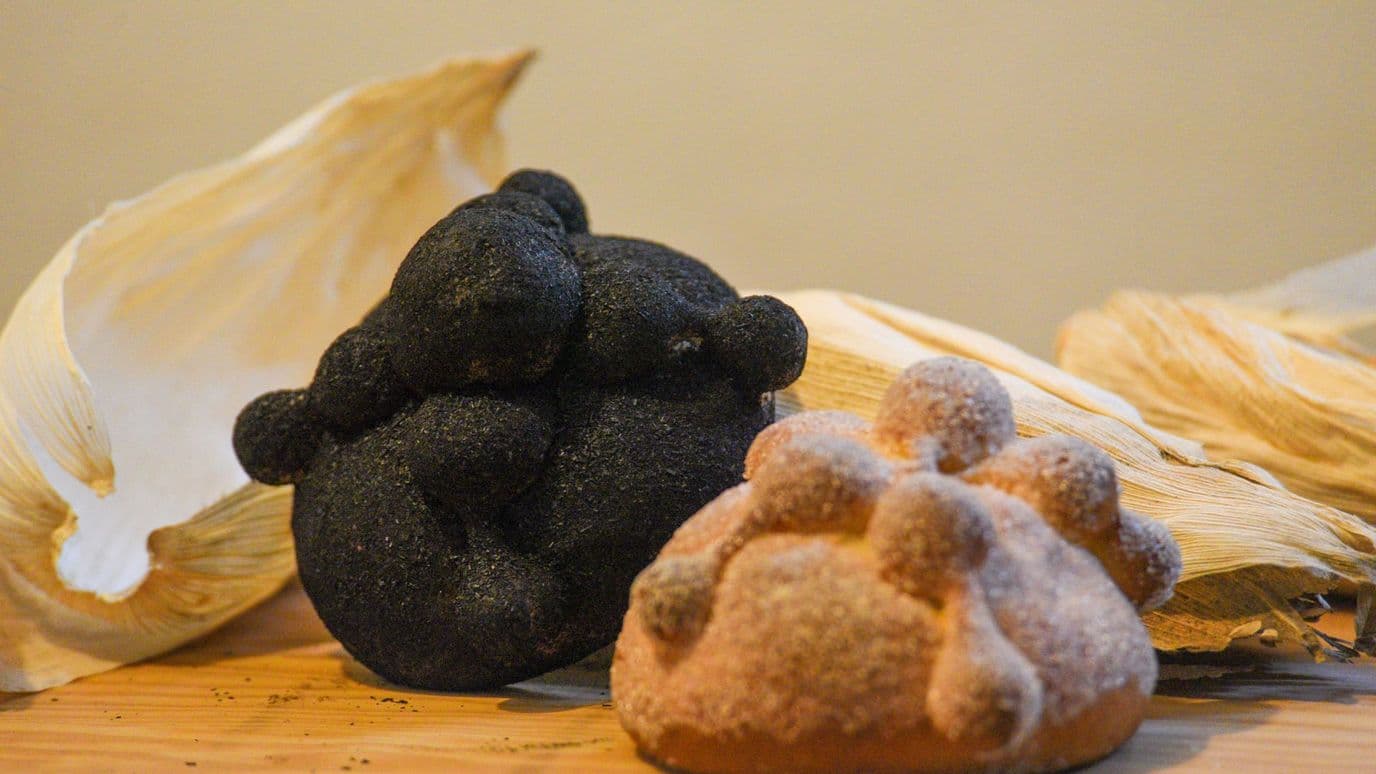 Pan de muerto de color negro