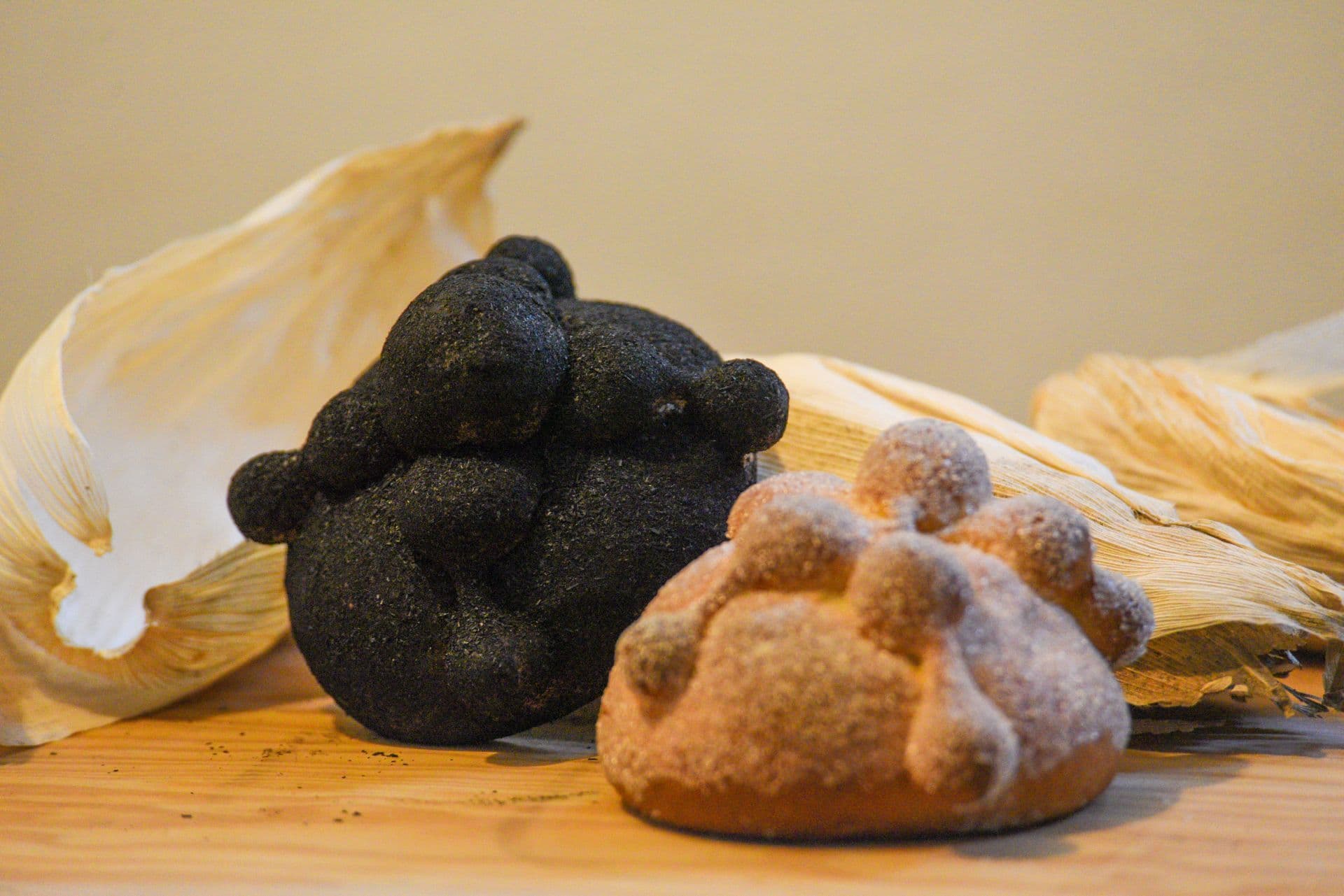 Pan de muerto de color negro