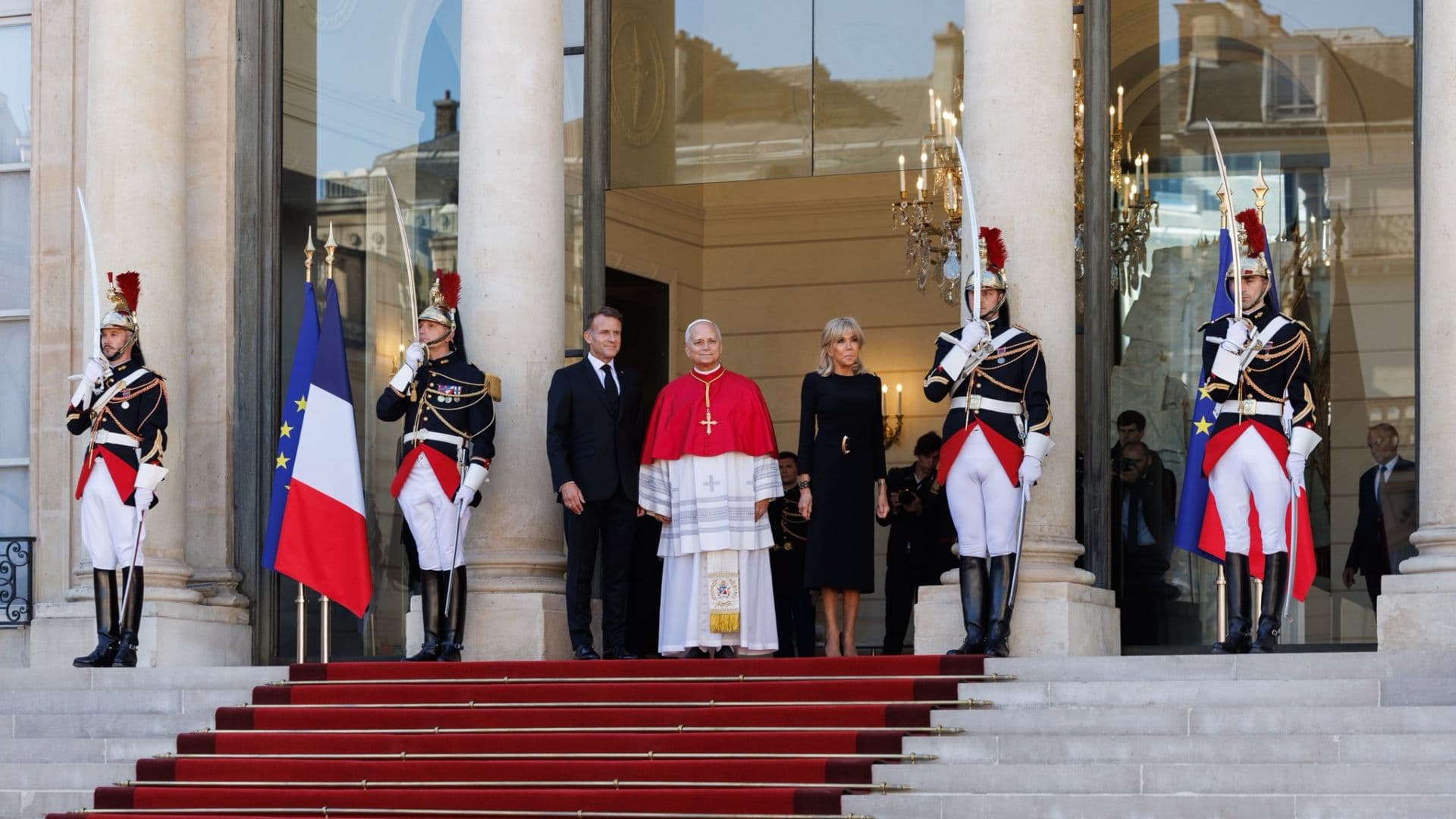 De izquierda a derecha: el presidente Emmanuel Macron, el papa León XIV, y Brigitte Macron