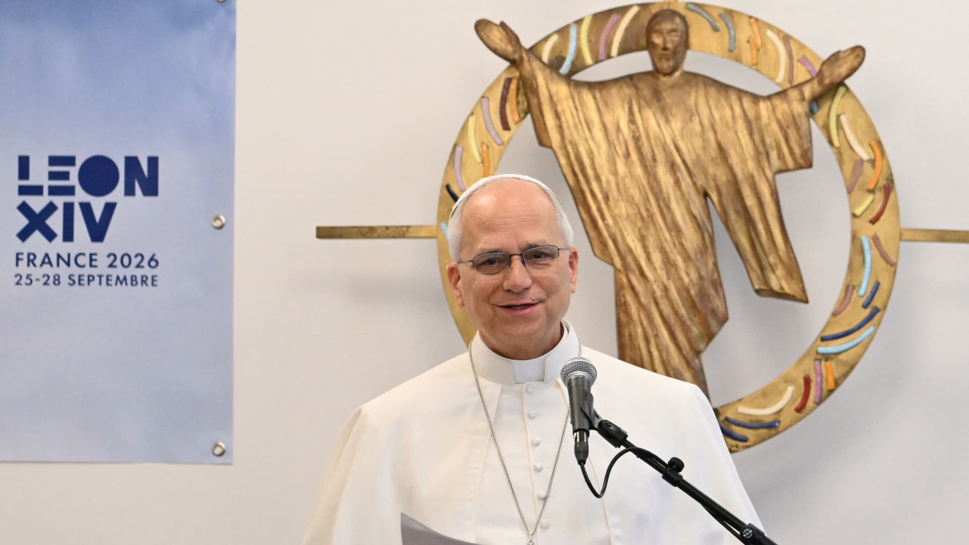 Papa León XIV sostiene una reunión con migrantes en París
