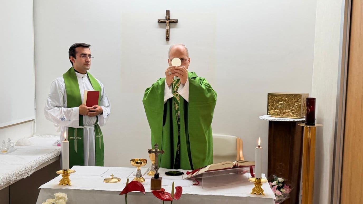Papa León XIV en sus primeras fotos luego de cirugía. Foto: Vatican media
