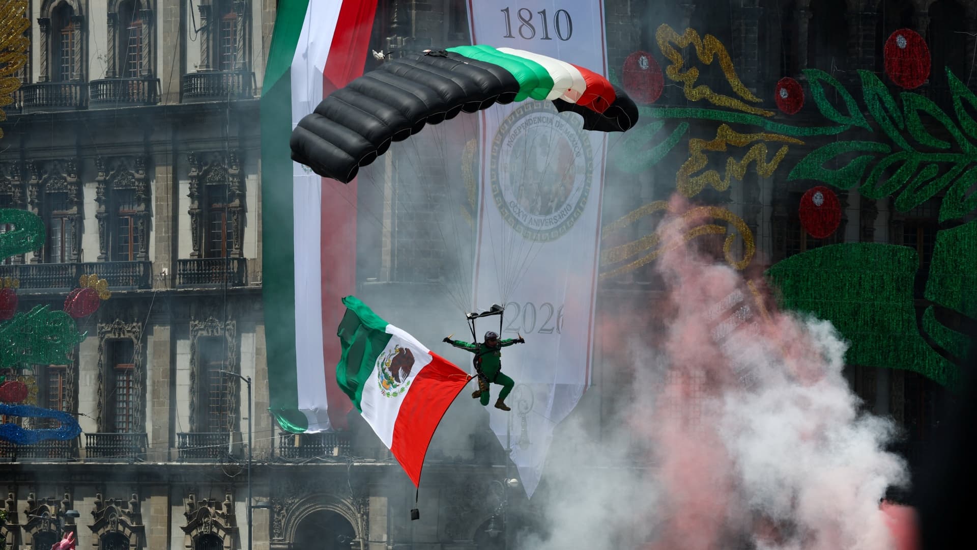 Fusileros paracaidistas aterrizan en el Zócalo CDMX