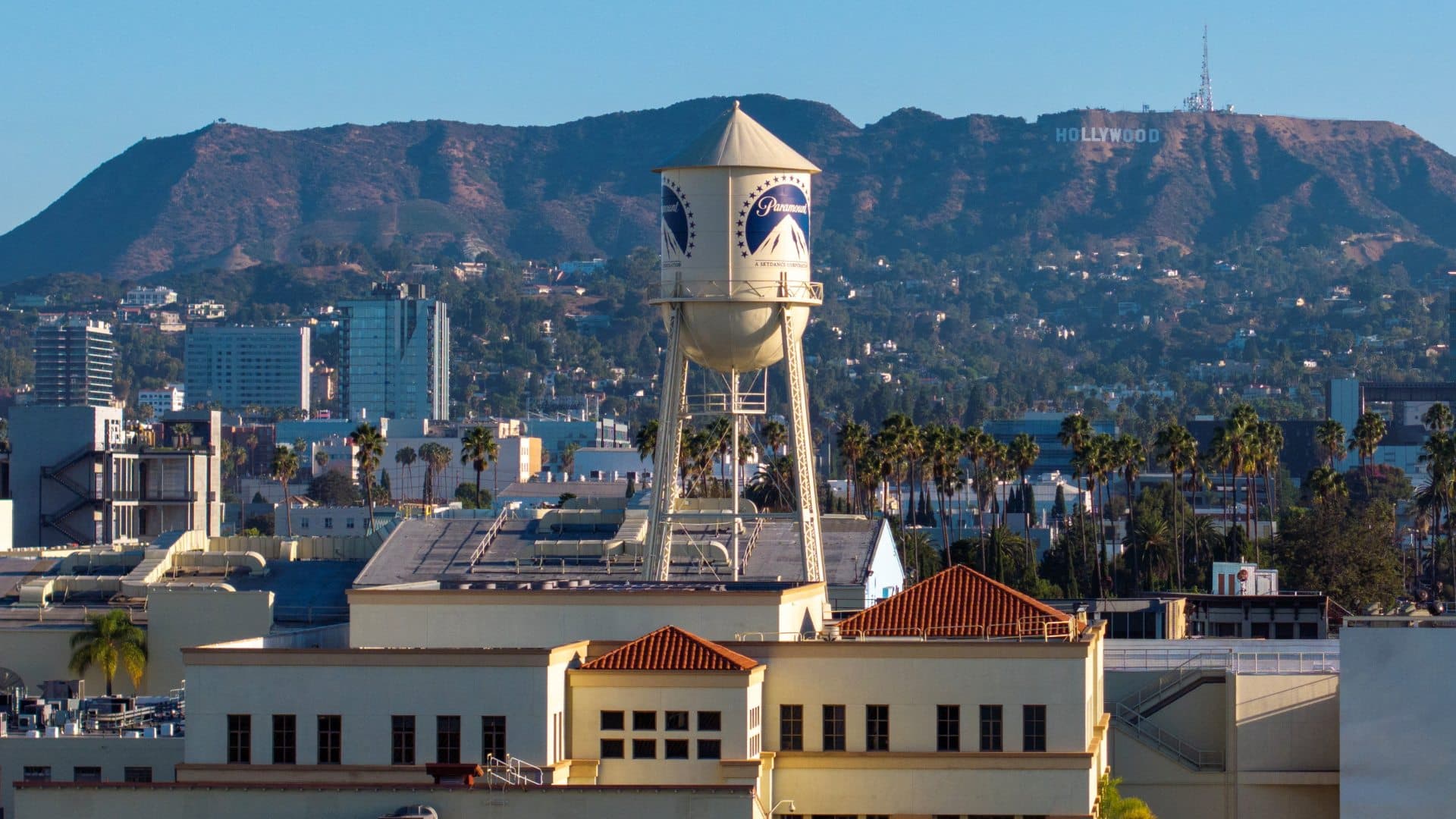 Dron muestra la torre de agua de Paramount en los estudios Paramount de Hollywood, en agosto 2026. Foto: Reuters
