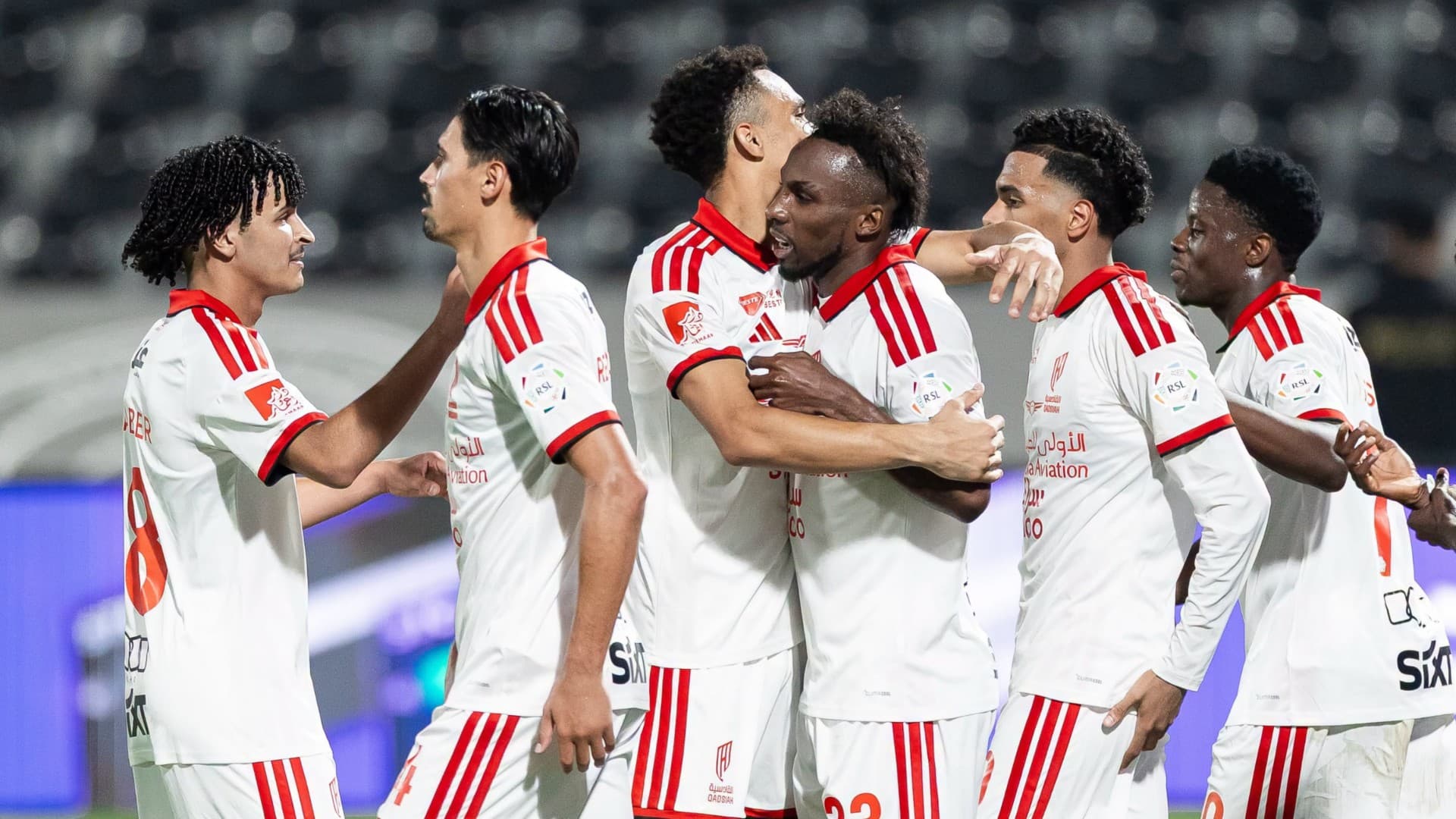Julián Quiñones es felicitado por sus compañeros luego de marcar ante el Al-Riyadh.