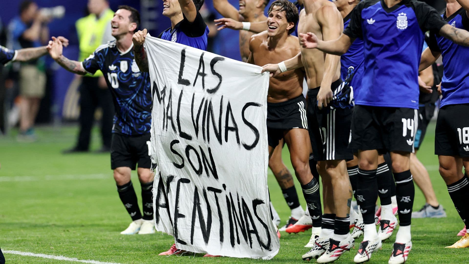 Manta de Argentina por Islas Malvinas en partido vs Inglaterra