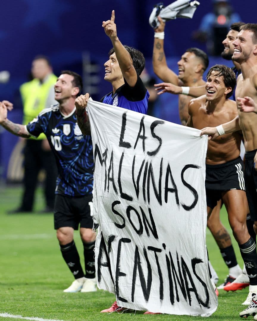 Manta de Argentina por Islas Malvinas en partido vs Inglaterra