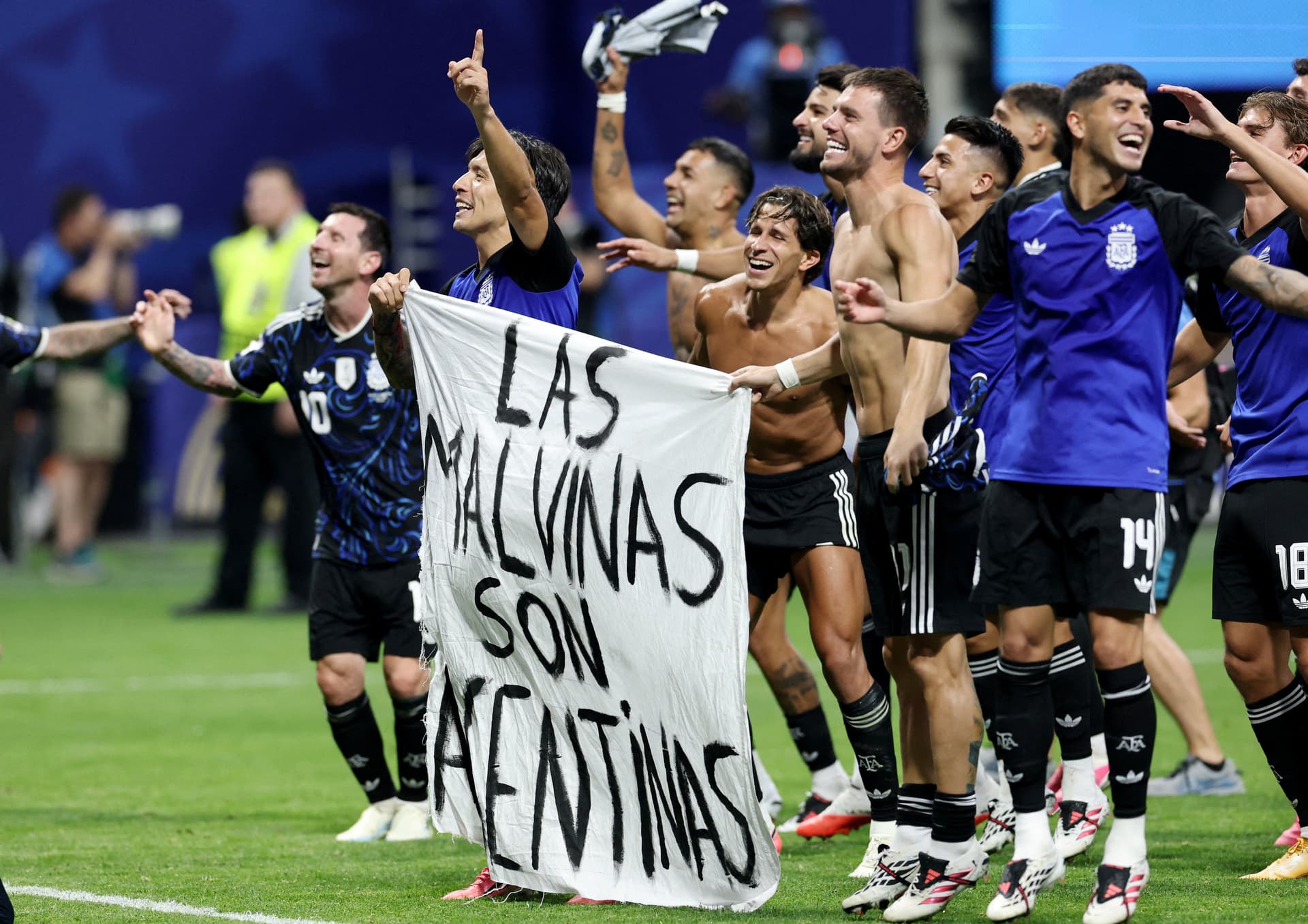 Manta de Argentina por Islas Malvinas en partido vs Inglaterra