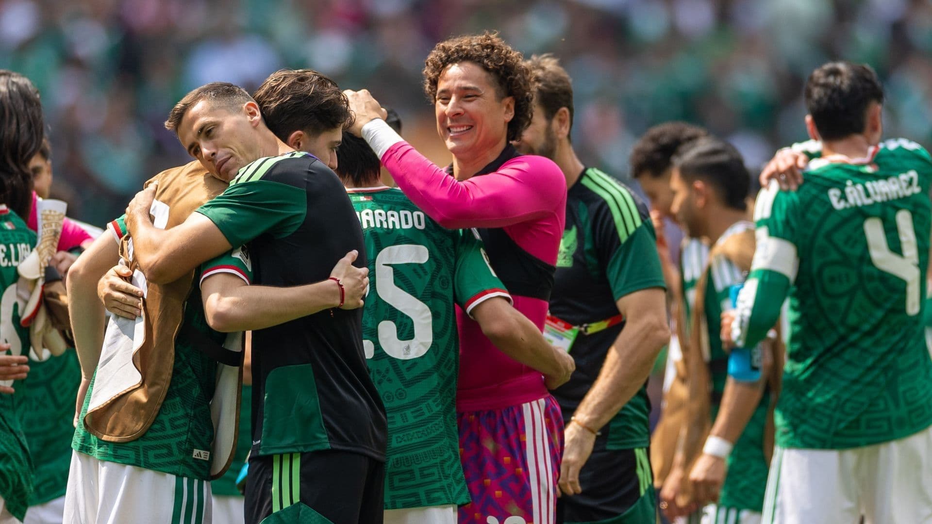 Selección Mexicana festeja victoria contra Sudáfrica