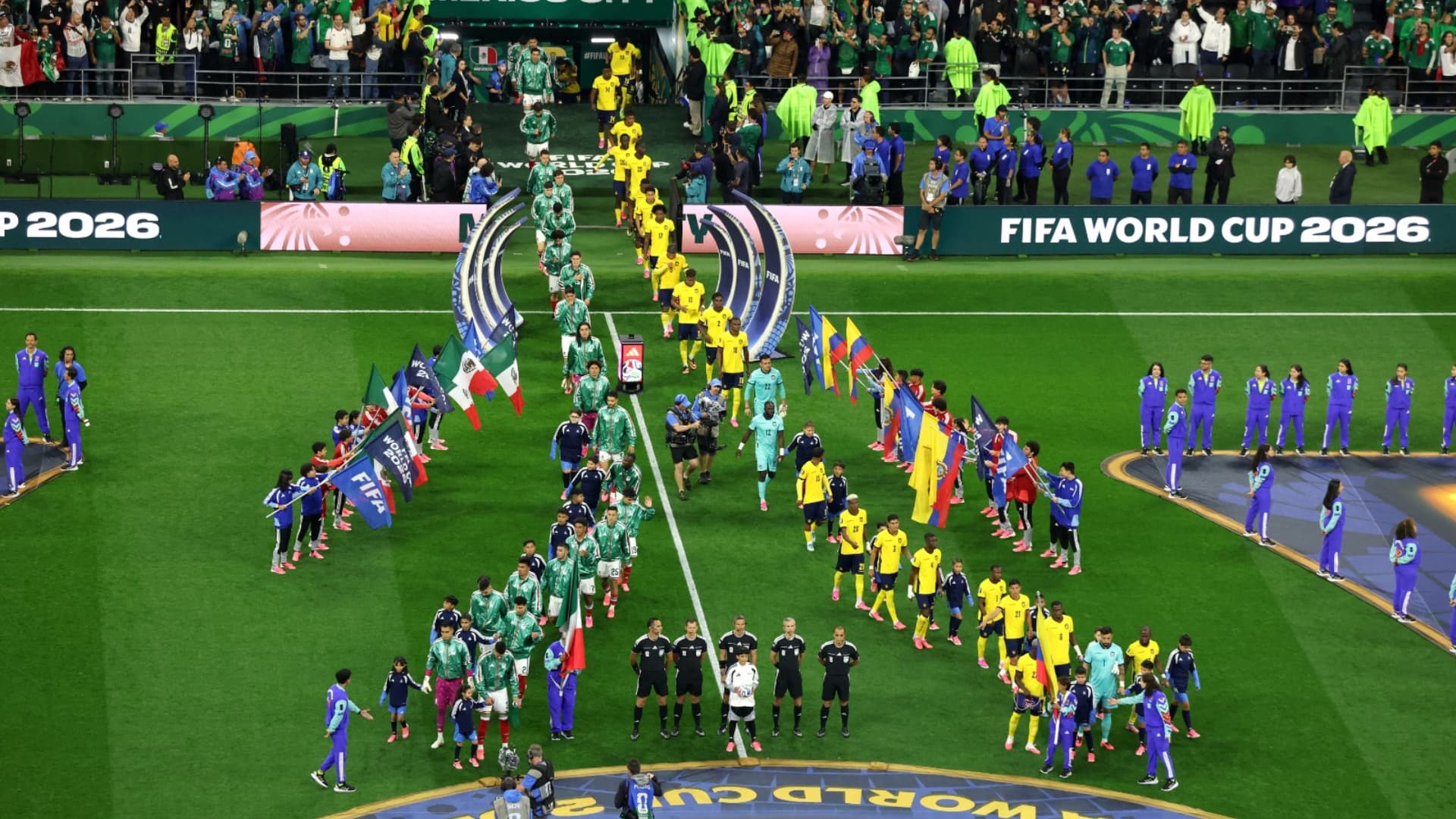 Los jugadores salen al campo antes del partido México vs Ecuador en Mundial 2026