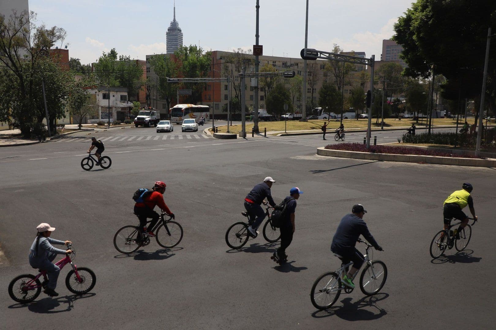 Ciclistas encuentran en la bici una alternativa al tráfico.