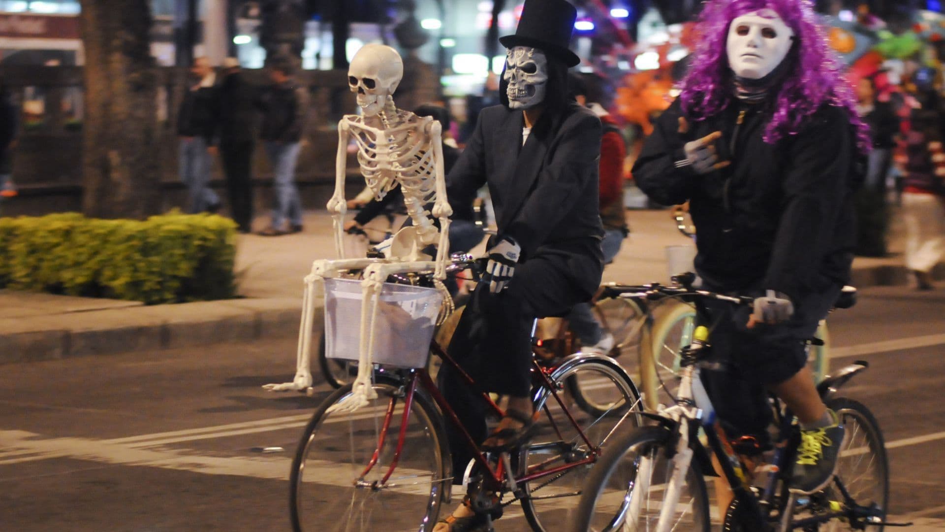 Asistentes a una de las ediciones del Paseo Nocturno por Día de Muertos en CDMX