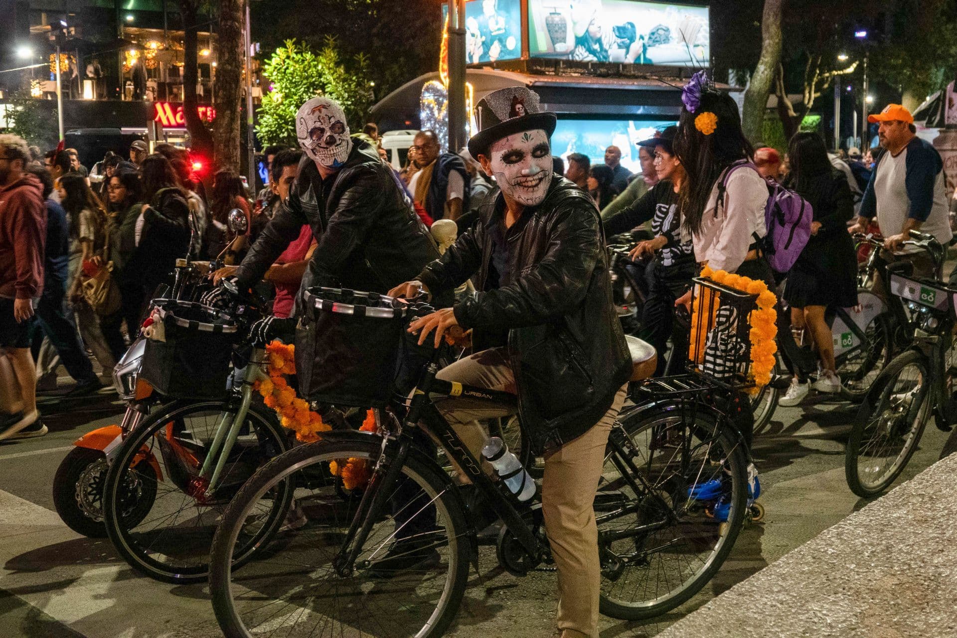 Paseo Nocturno de Día de Muertos