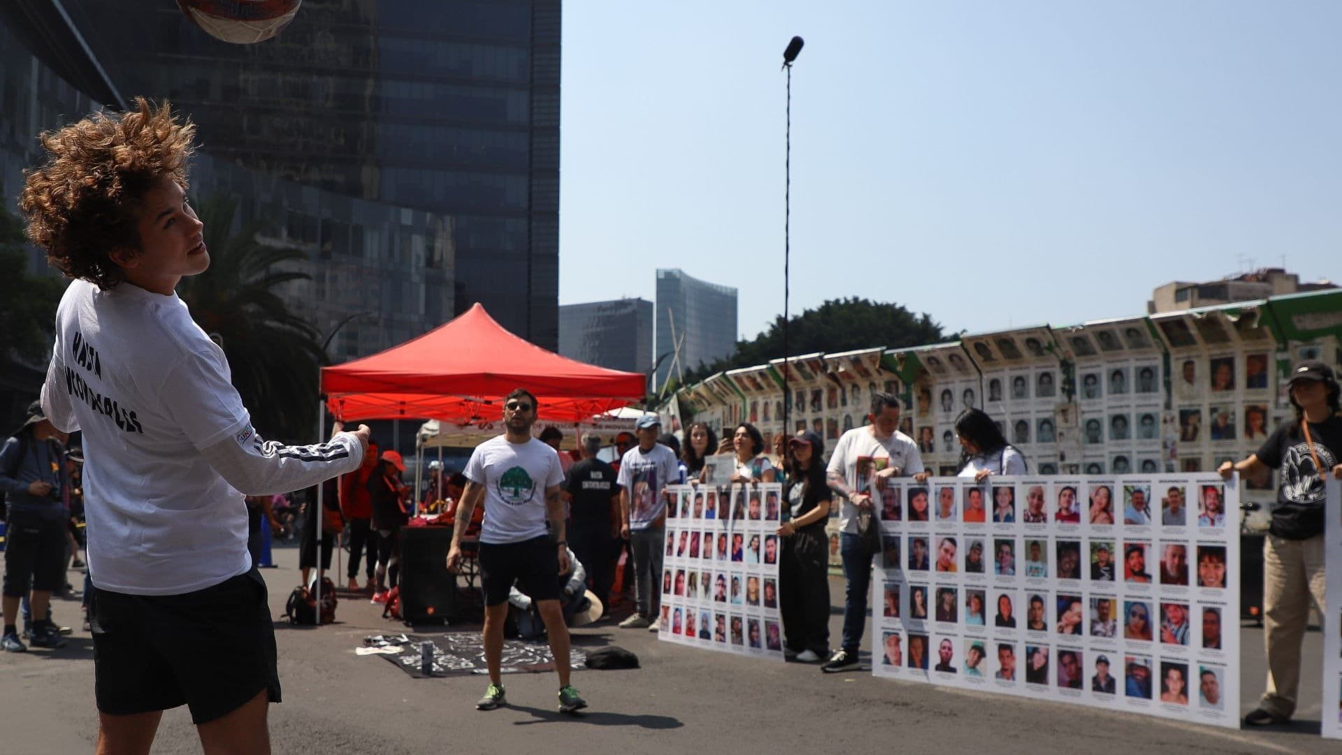 Integrantes del colectivo Hasta Encontrarles reaizan "Cascarita Para No Olvidar"