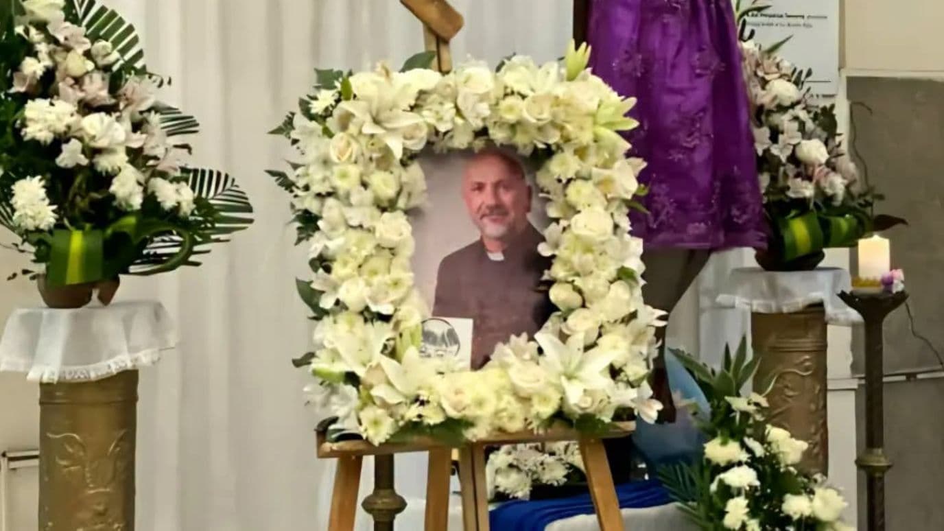 El sacerdote perdió la vida tras ser golpeado por un enorme Cristo