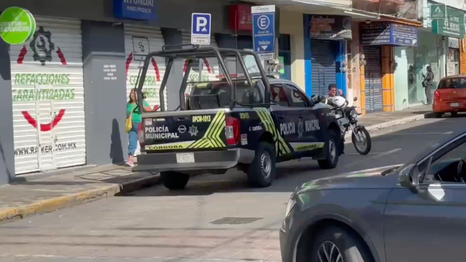 Patrulla impacta a auto y lo lanza contra la fachada de un comercio en Córdoba