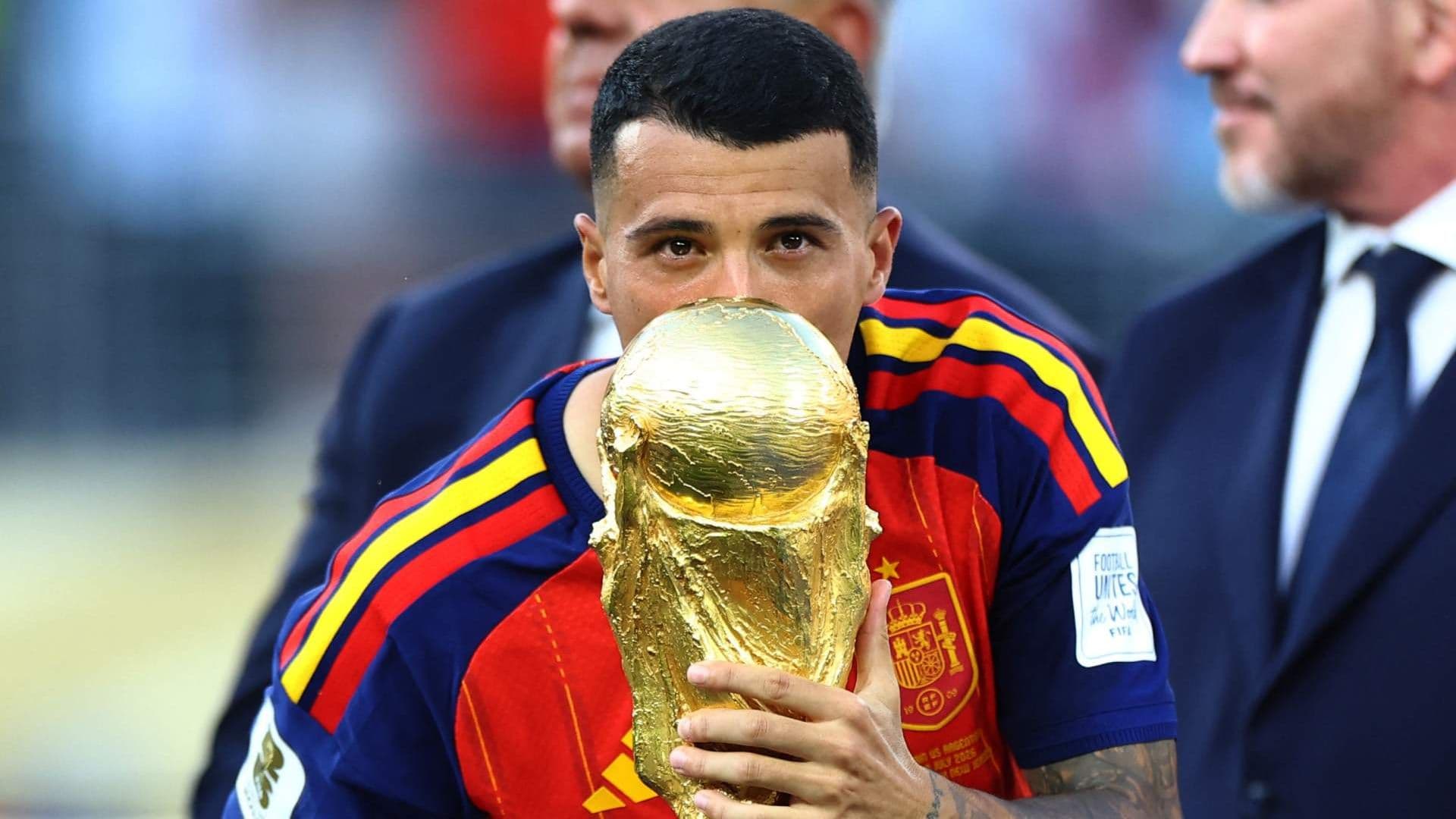 Pedro Porro, de España, besa el trofeo de la Copa Mundial, el 19 de julio de 2026. Foto: Reuters