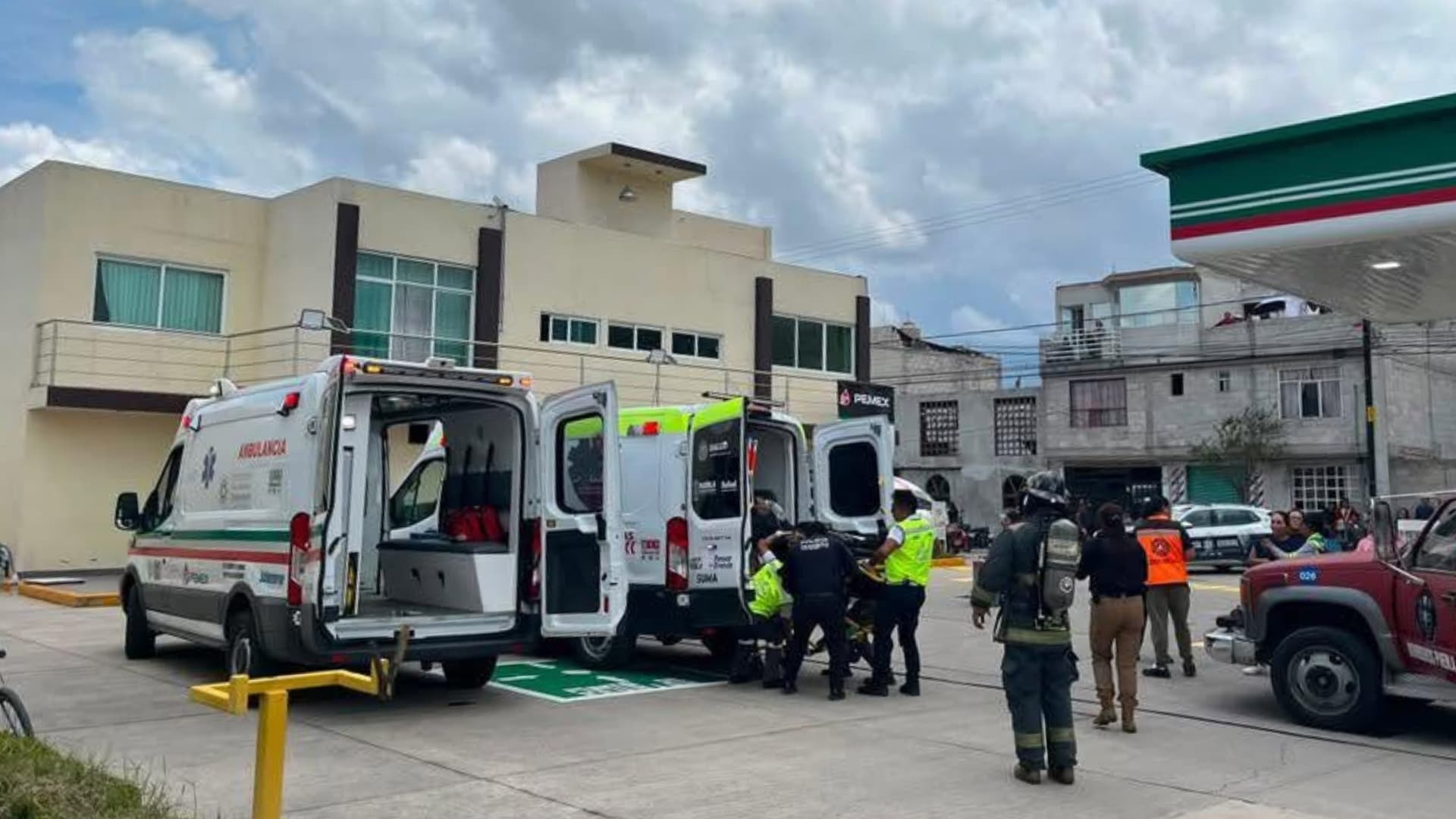Dos trabajadores atrapados en ductos de combustible en Puebla.