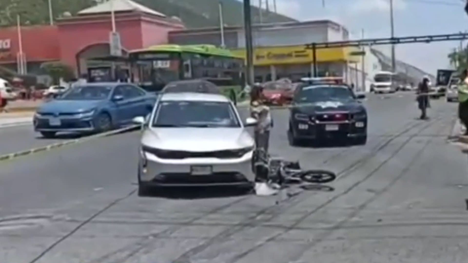Dos jóvenes que viajaban en motocicleta resultaron lesionados luego de intentar escapar de elementos de Fuerza Civil