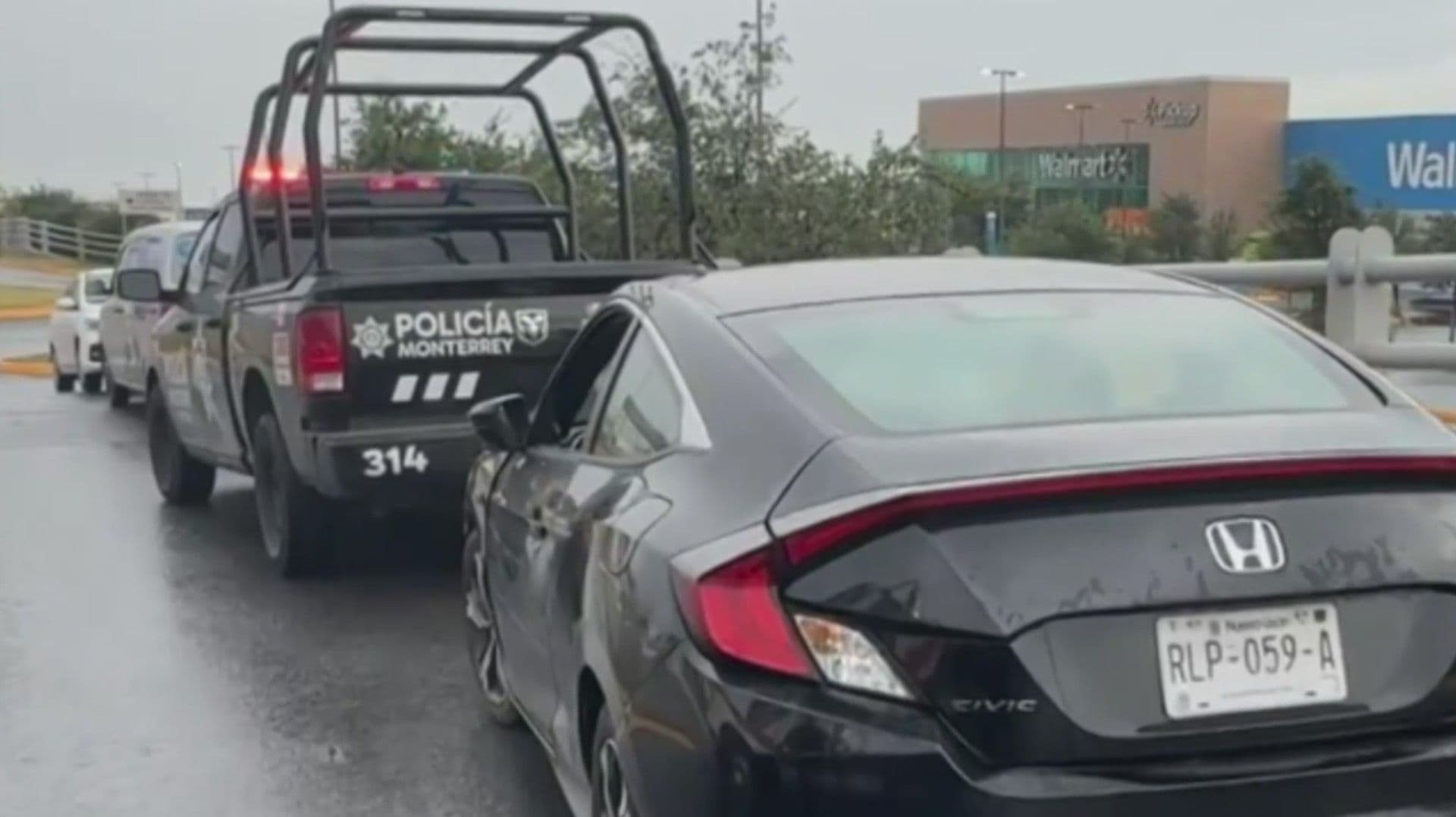 Policía de Monterrey persigue a conductor en Av. Leones
