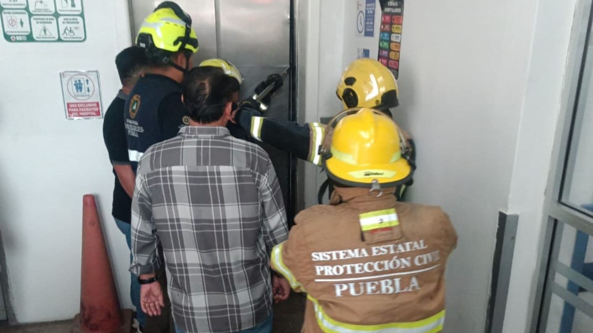 12 Personas Rescatadas Atrapadas en Elevador del Barrio El Alto Puebla