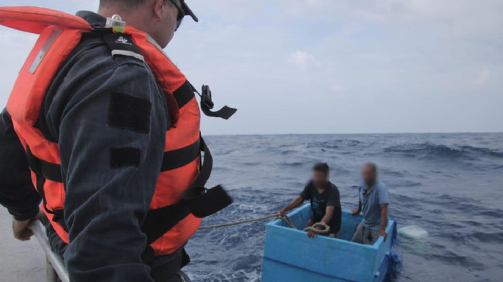 Rescatan a Dos Pescadores Desaparecidos en Chiapas; Sobrevivieron 5 Días Encima de Hielera
