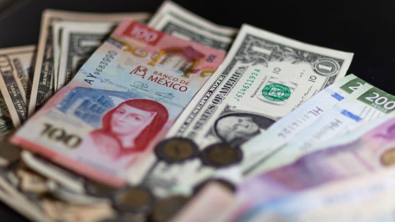 Dólares estadounidenses y pesos mexicanos