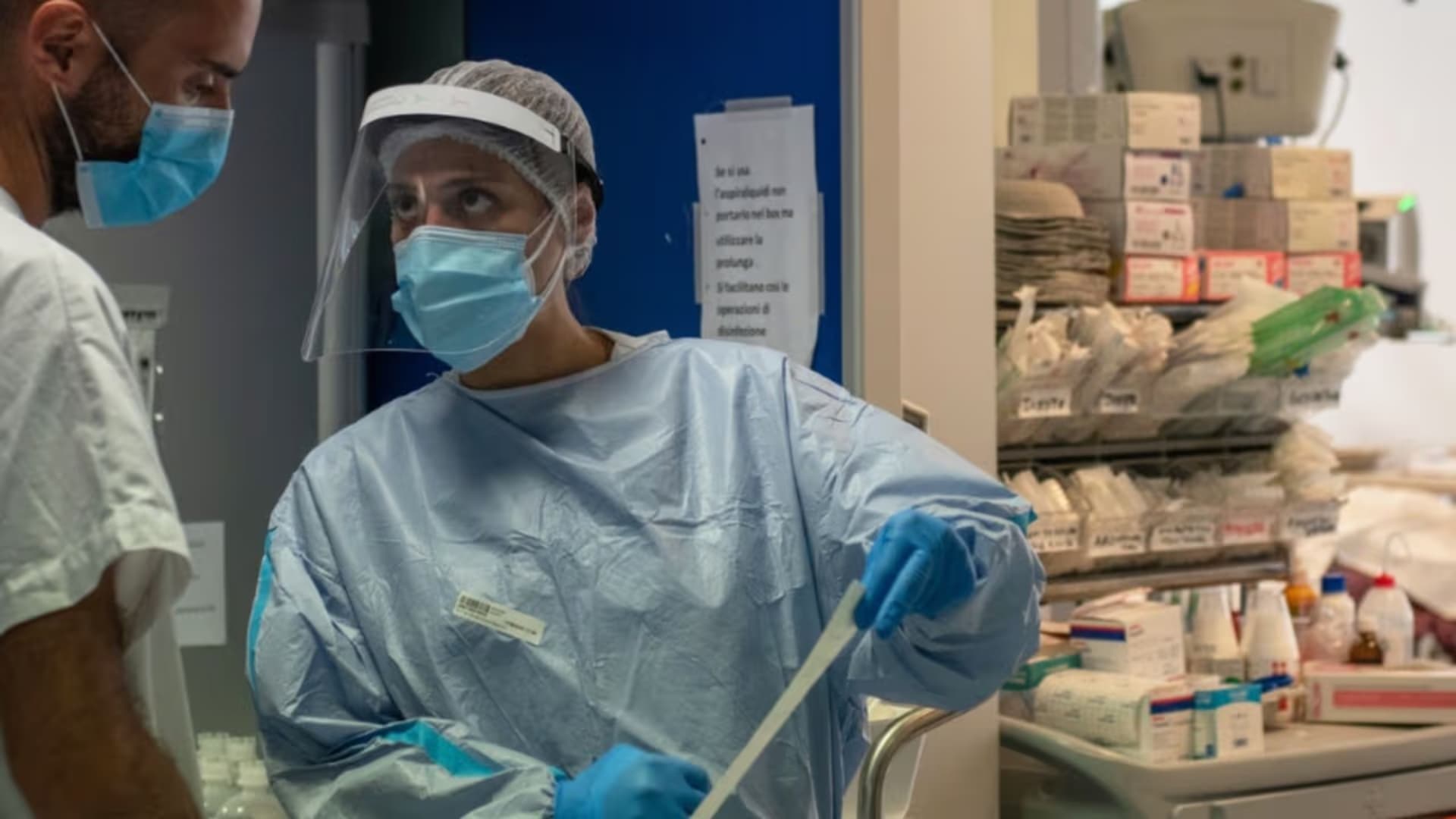 Personal de la OMS durante investigaciones durante la pandemia
