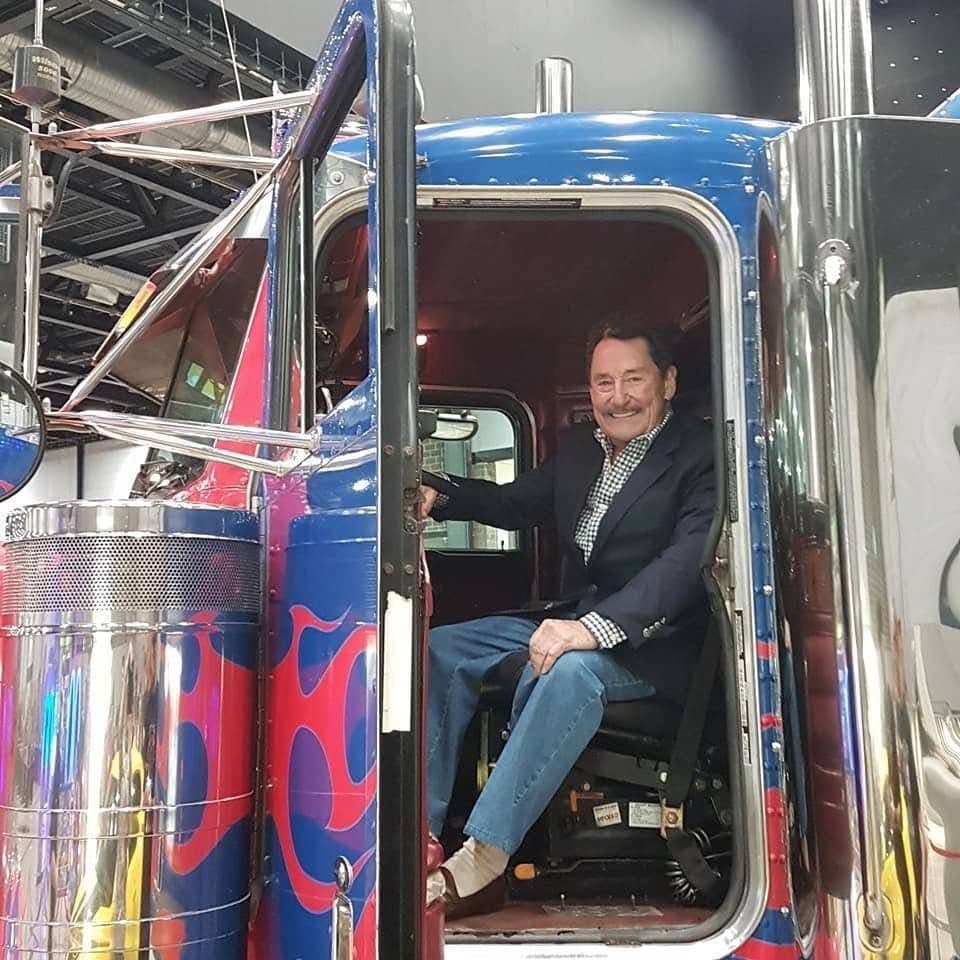 Peter Cullen dentro de cabina de tráiler personalizado como Optimus.