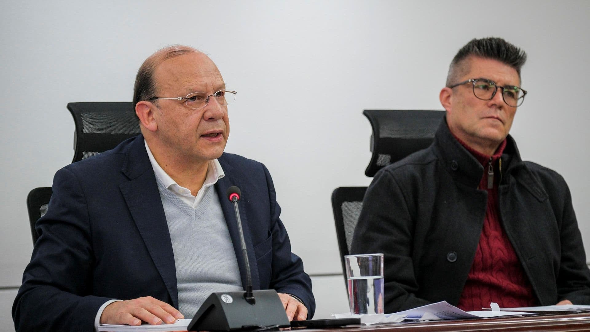 Ministro de Hacienda y coordinador del equipo de transición del Gobierno saliente, Germán Ávila (i), durante una declaración televisada. Foto: EFE