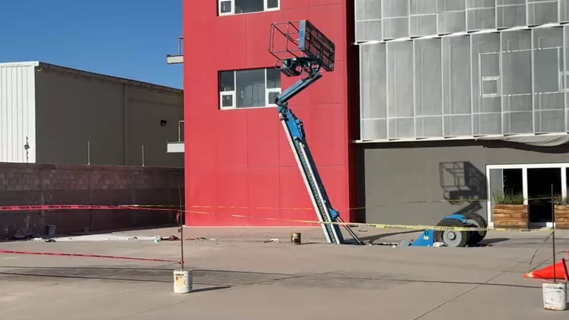 Grúa Cae Tras Colapso de Estacionamiento en Plaza Comercial de Hermosillo; Hay Lesionados
