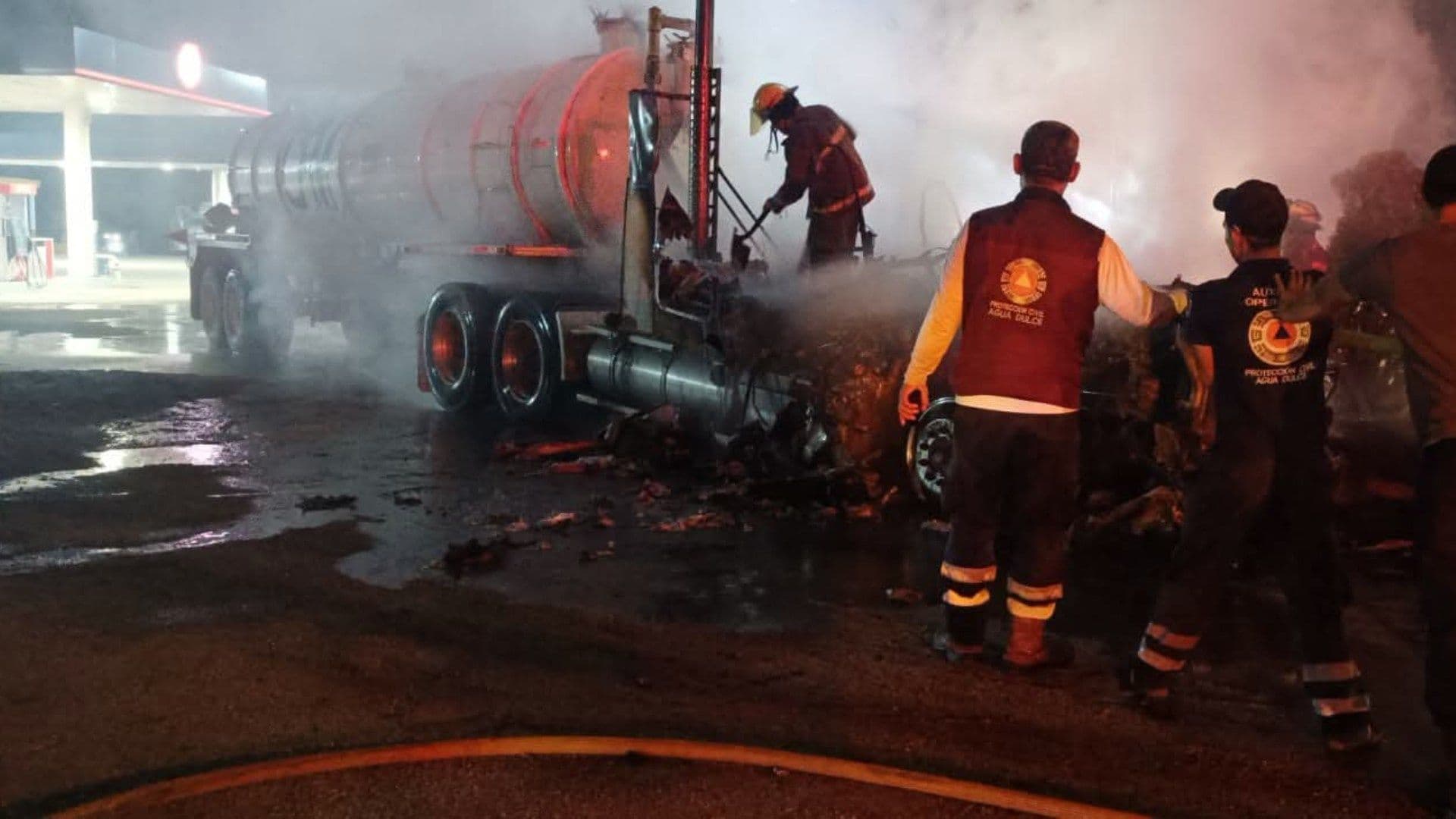 Se Incendia Pipa en Carretera Costera del Golfo al Sur de Veracruz
