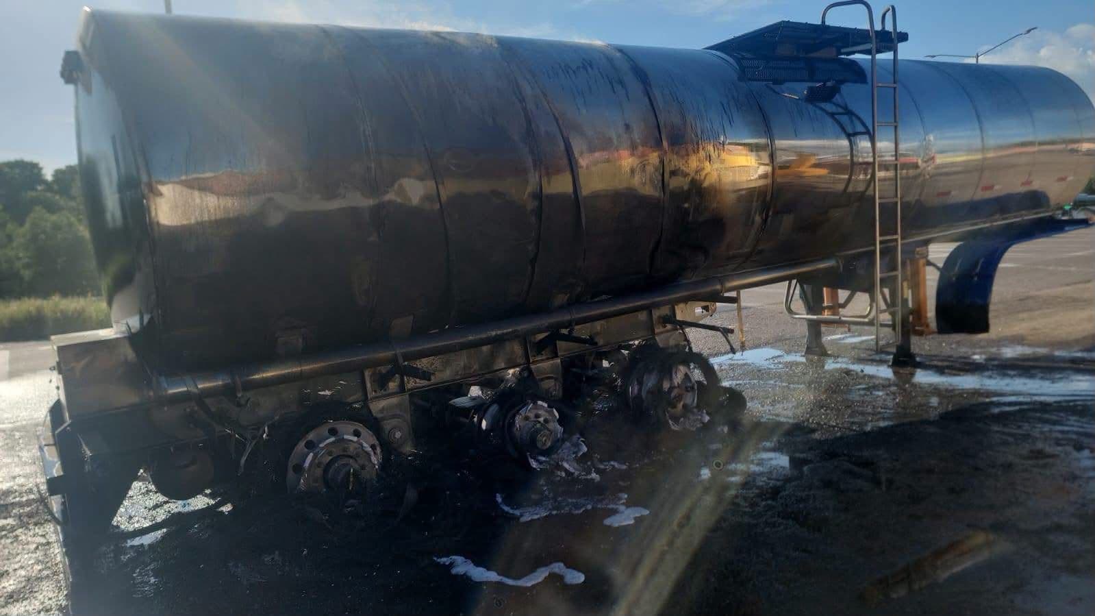 Se Incendia Pipa con 12 Toneladas de Aceite en San Miguel Zapotitlán en Sinaloa