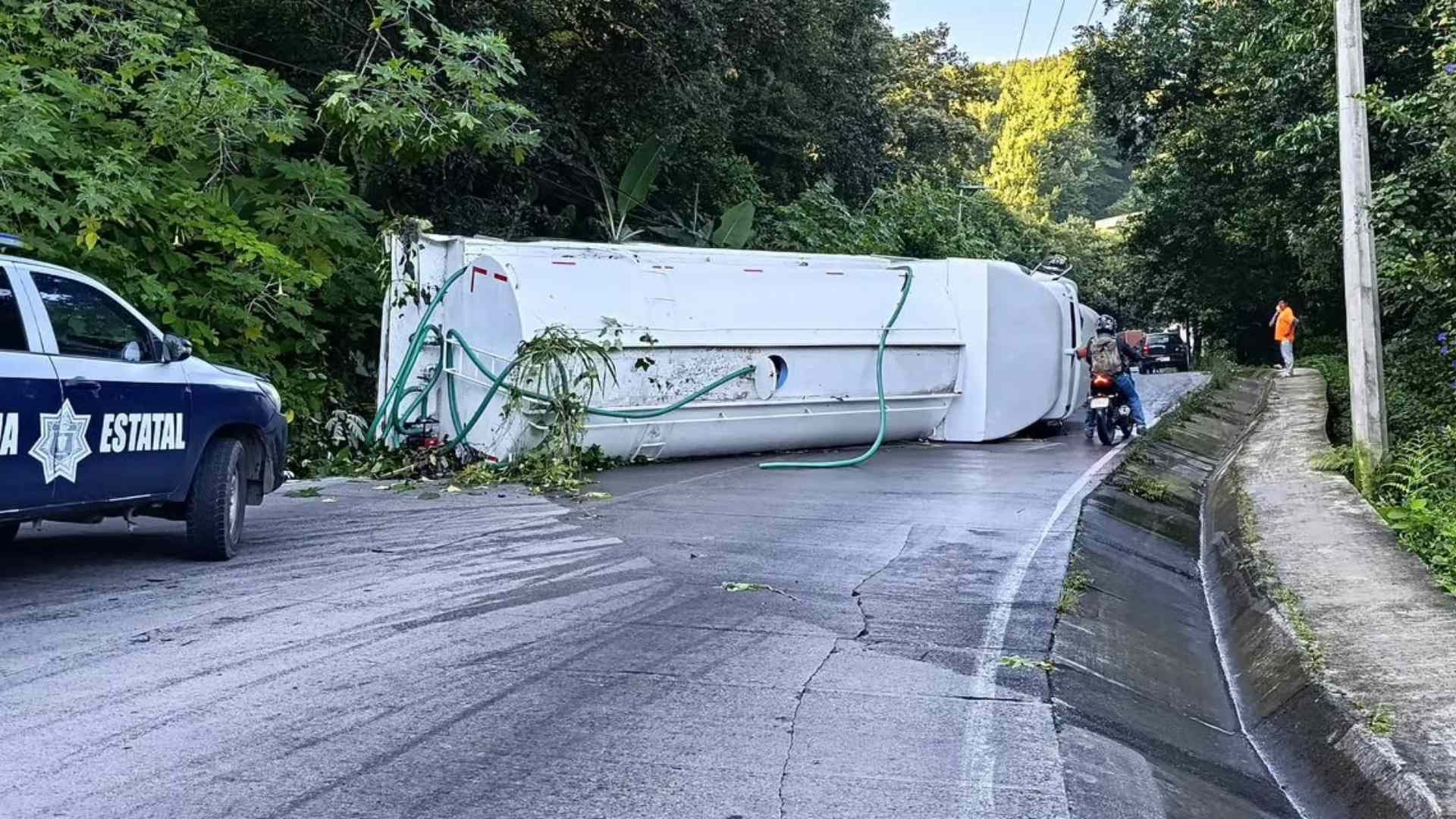 Bloqueo carretero en la Xalapa-Misantla por volcadura de pipa