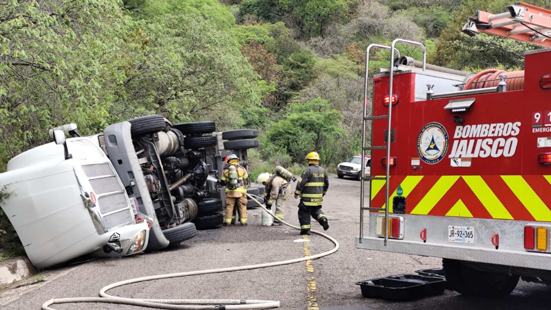 Pipa vuelca en Carretera Federal 70.