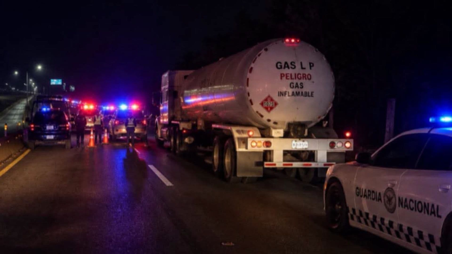 Pipa cargada con Gas LP intenta evadir retén policial y causa muerte de un elemento policiaco en el sur de Veracruz