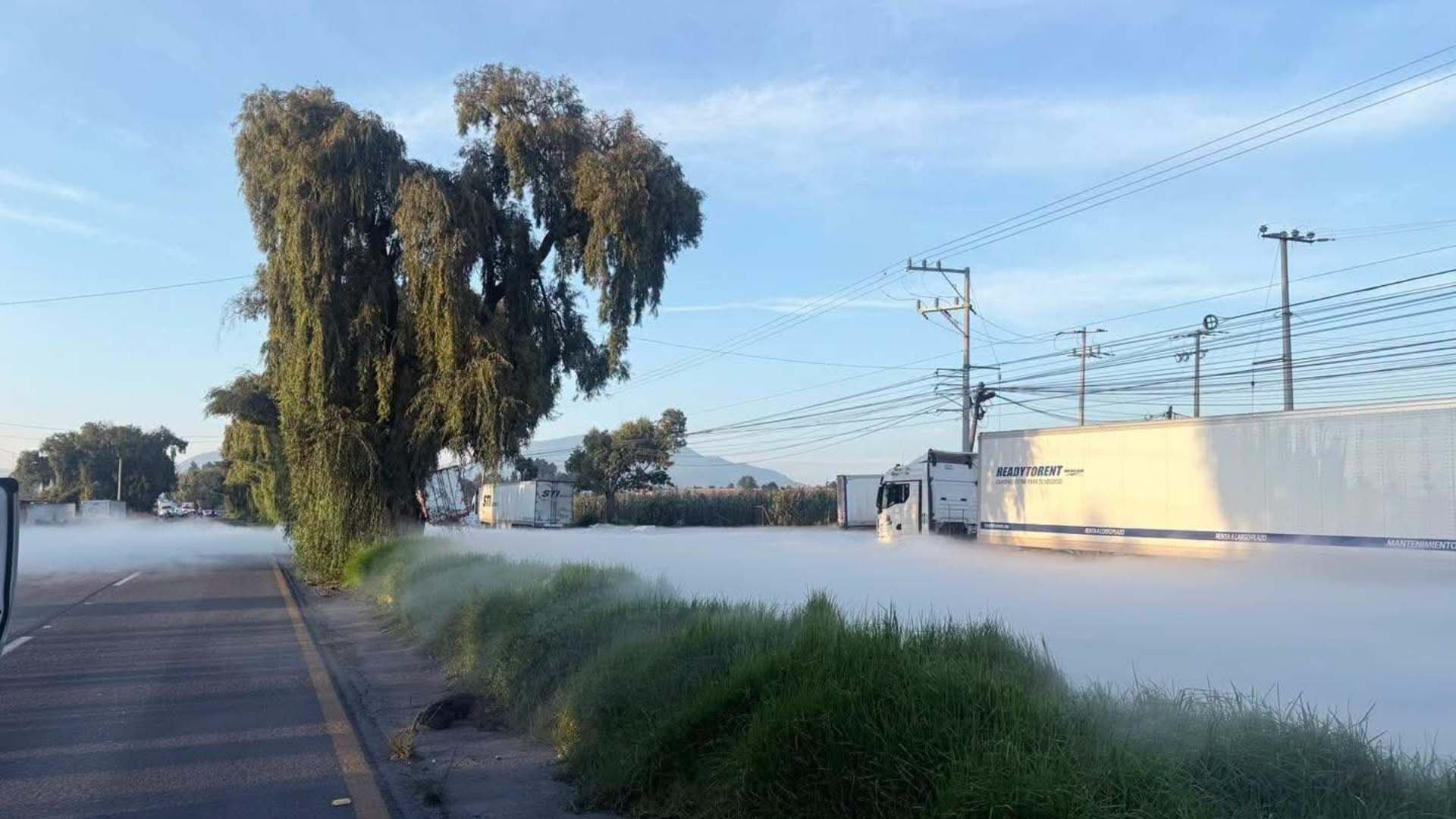 Una pipa de gas se accidentó en la carretera Toluca-Tenango, ocasionando una fuga de gas. Foto: X @SSEM_VialEdomex